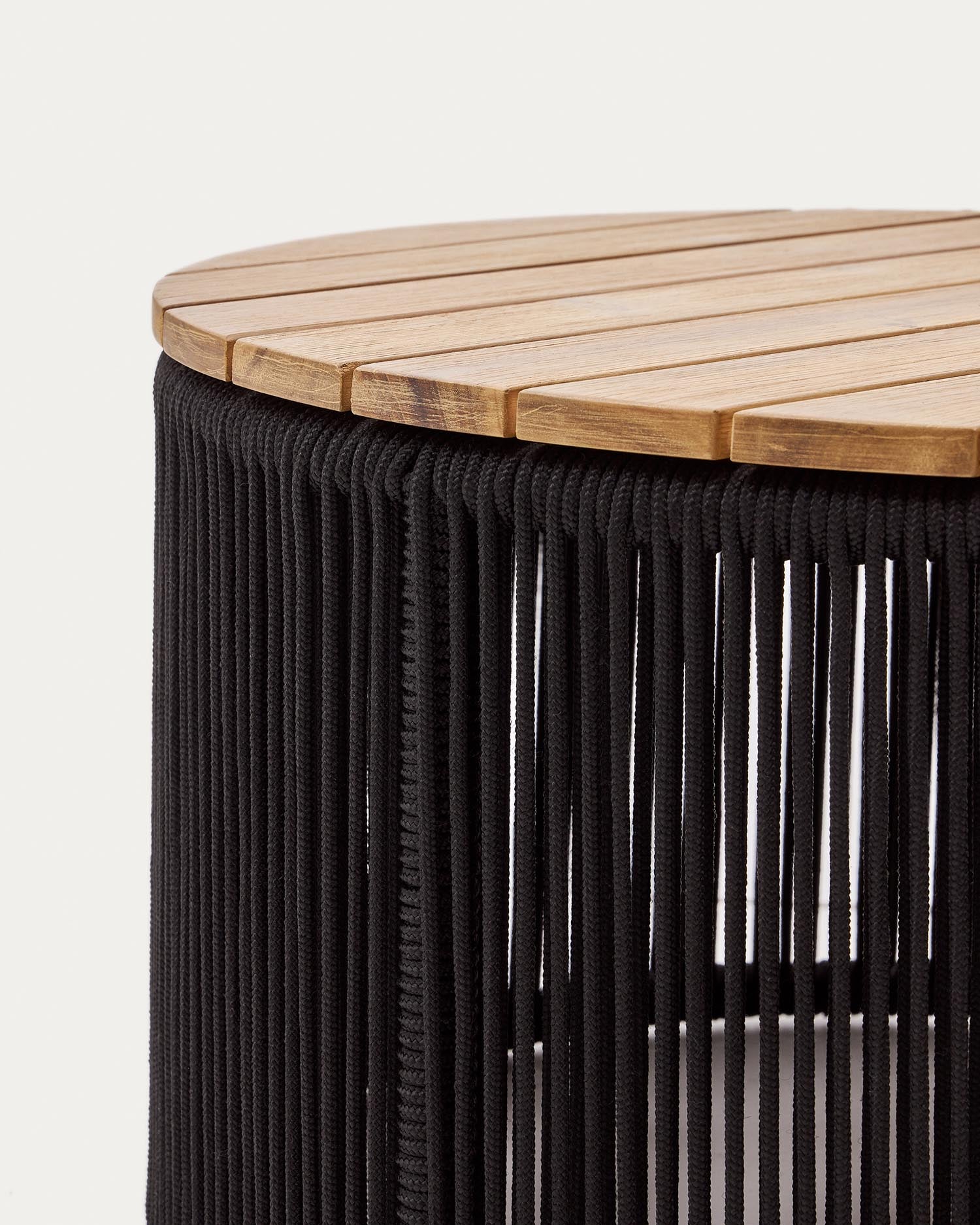 Eleganter Couchtisch Dandara: Ø60 cm, aus langlebigem Akazienholz, modernem Stahl und pflegeleichtem Flechtwerk – perfekt für jeden Raum.