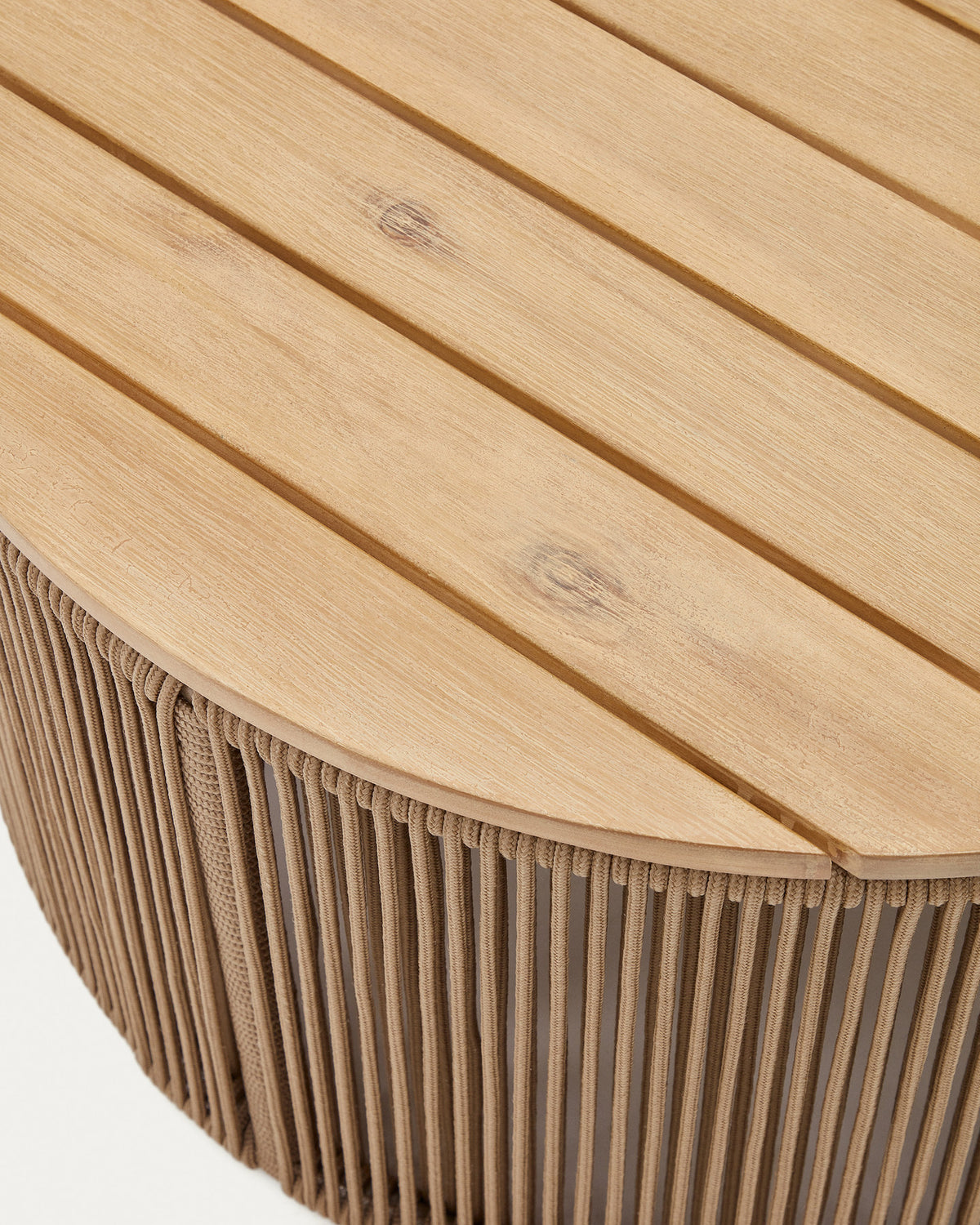 Couchtisch Dandara aus Stahl, beigem Flechtwerk und massivem Akazienholz Ø60 cm FSC 100% in Natur, Beige präsentiert im Onlineshop von KAQTU Design AG. Loungetisch ist von Kave Home