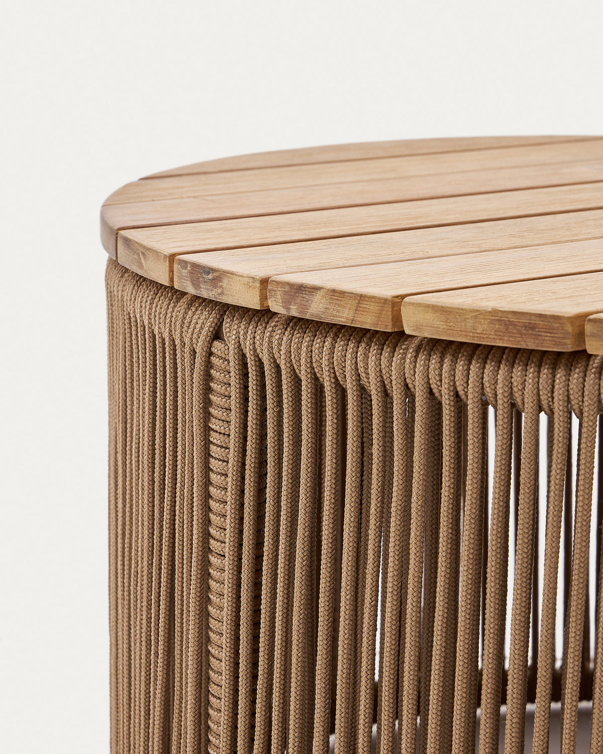 Couchtisch Dandara aus Stahl, beigem Flechtwerk und massivem Akazienholz Ø60 cm FSC 100% in Natur, Beige präsentiert im Onlineshop von KAQTU Design AG. Loungetisch ist von Kave Home