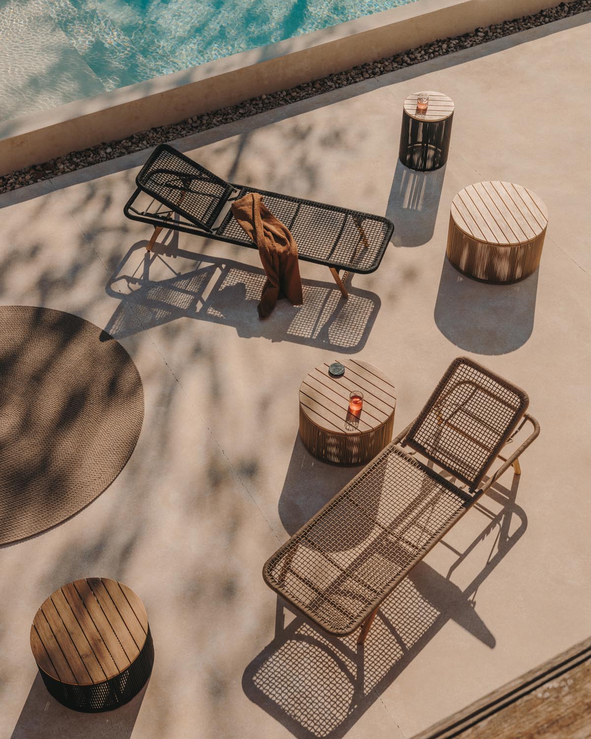 Moderner Couchtisch Dandara: Stahl, Akazienholz & beiges Geflecht.