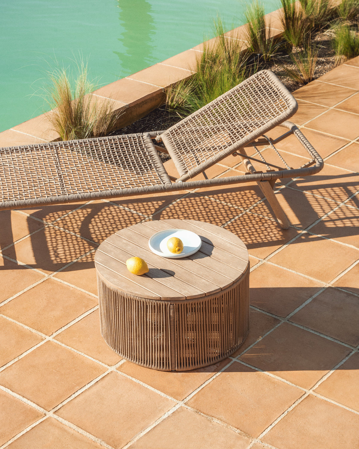 Couchtisch Dandara aus Stahl, beigem Flechtwerk und massivem Akazienholz Ø60 cm FSC 100% in Natur, Beige präsentiert im Onlineshop von KAQTU Design AG. Loungetisch ist von Kave Home