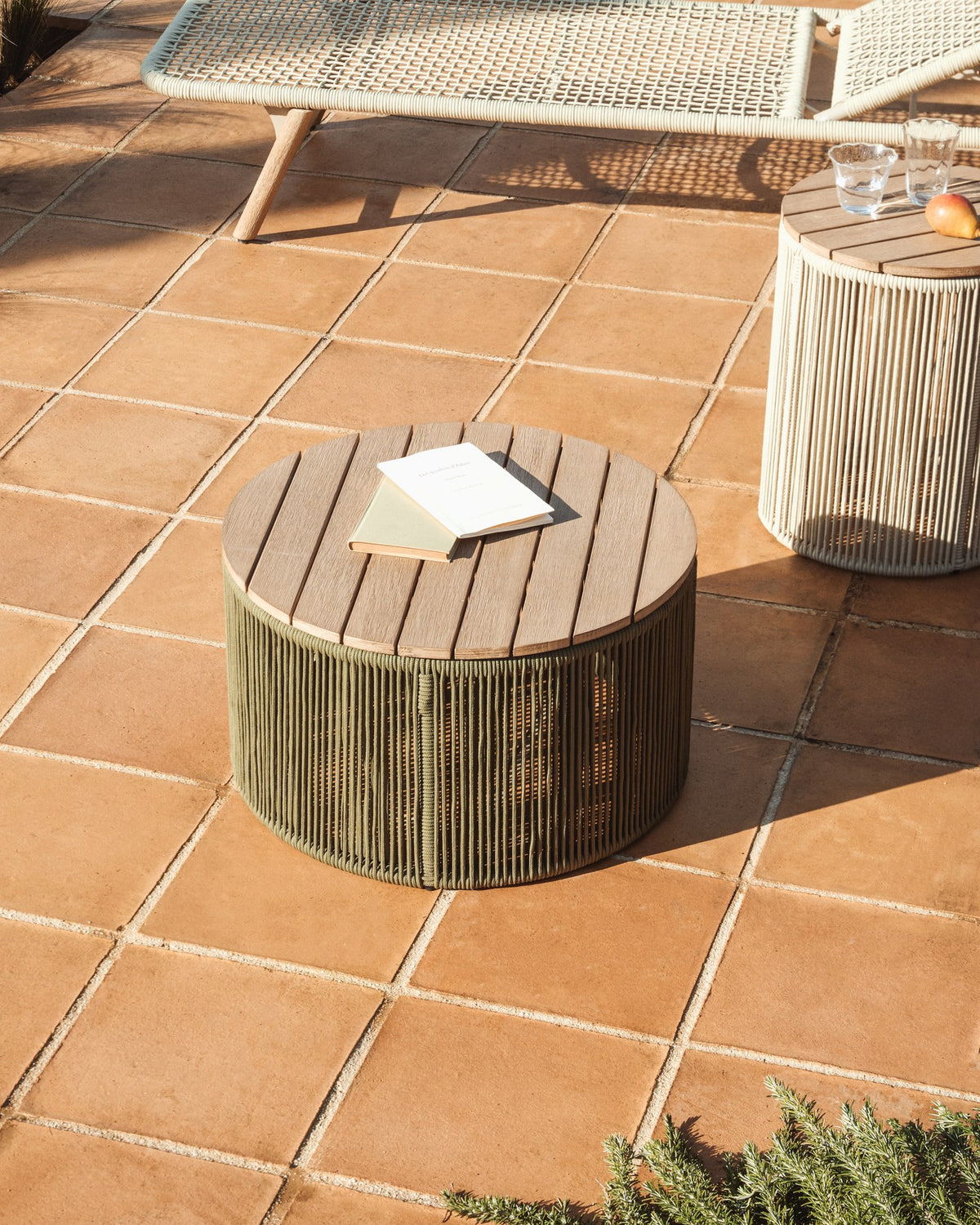 Runder Couchtisch Dandara mit Stahlgestell, grünem Seilgeflecht und massiver Akazienholzplatte, Durchmesser 60 cm, Farbe Dunkelgrün.