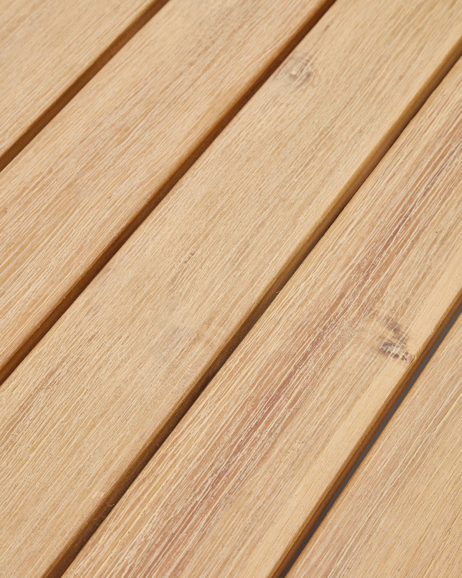 Stilvoller Couchtisch Dandara Ø70 cm aus robustem Stahl und FSC-zertifiziertem Akazienholz, perfekt für jeden Wohnraum und Outdoor-Bereich.