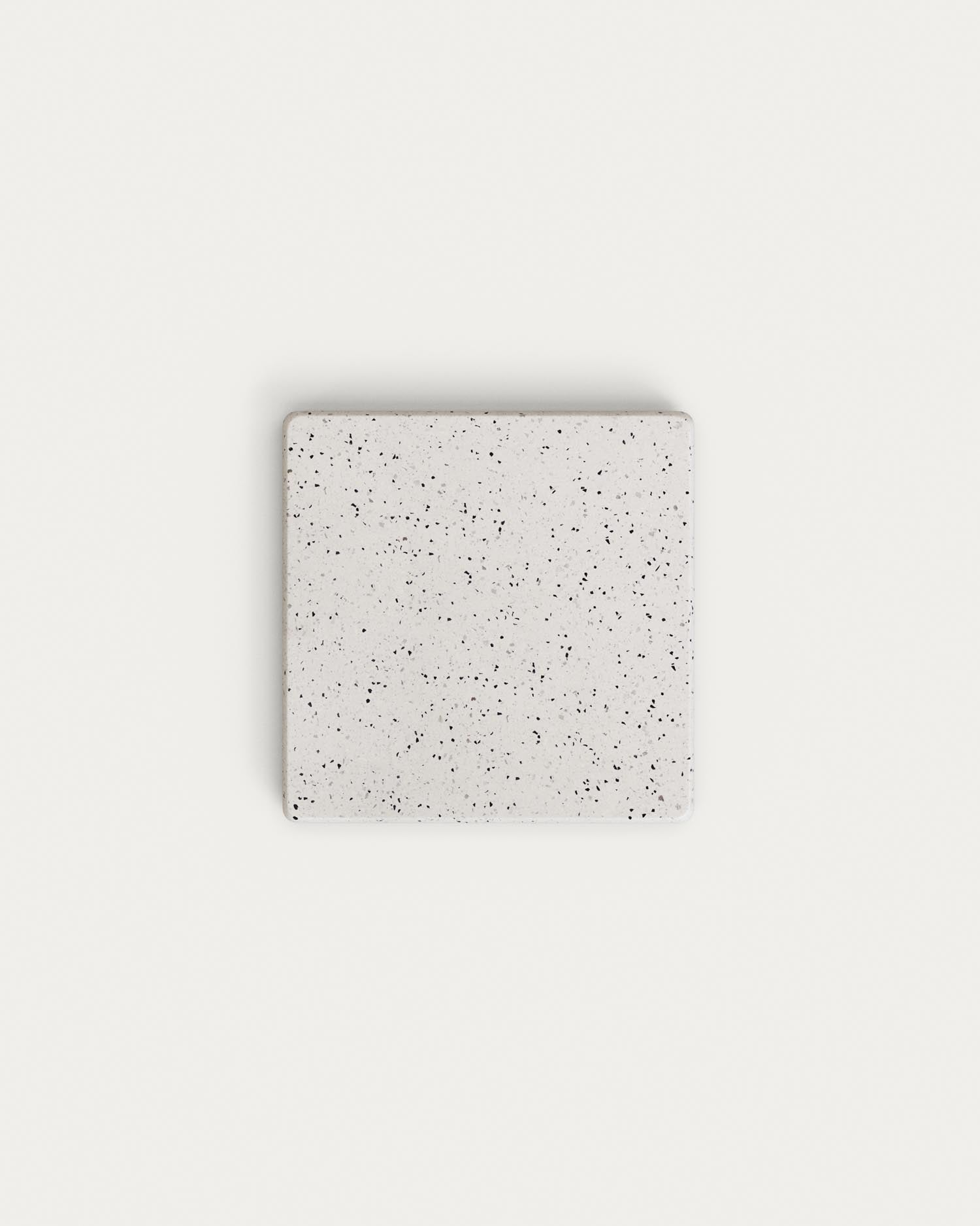 Eleganter Couchtisch aus weissem Terrazzo, ideal für drinnen und draussen. Kompakt, stilvoll und langlebig.