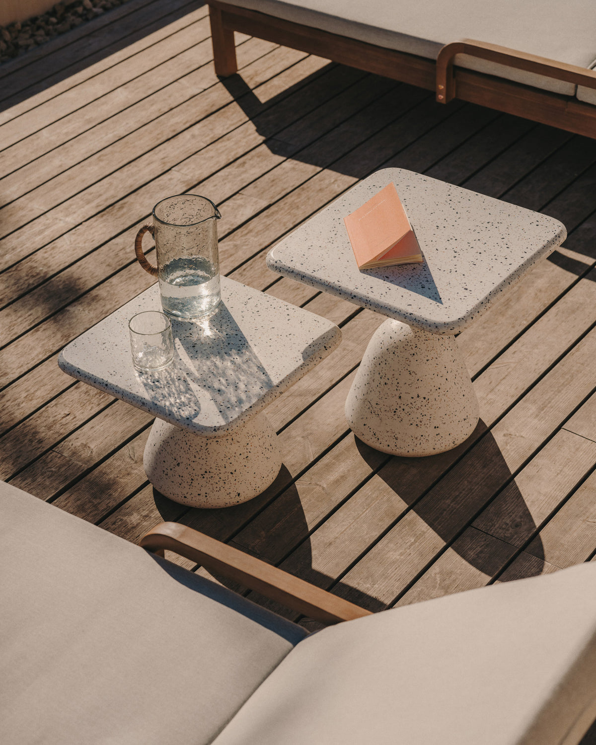 Couchtisch Saura aus weissem Terrazzo mit weisser Terrazzo-Platte 32 x 48 x 48 in Weiss präsentiert im Onlineshop von KAQTU Design AG. Beistelltisch Outdoor ist von Kave Home