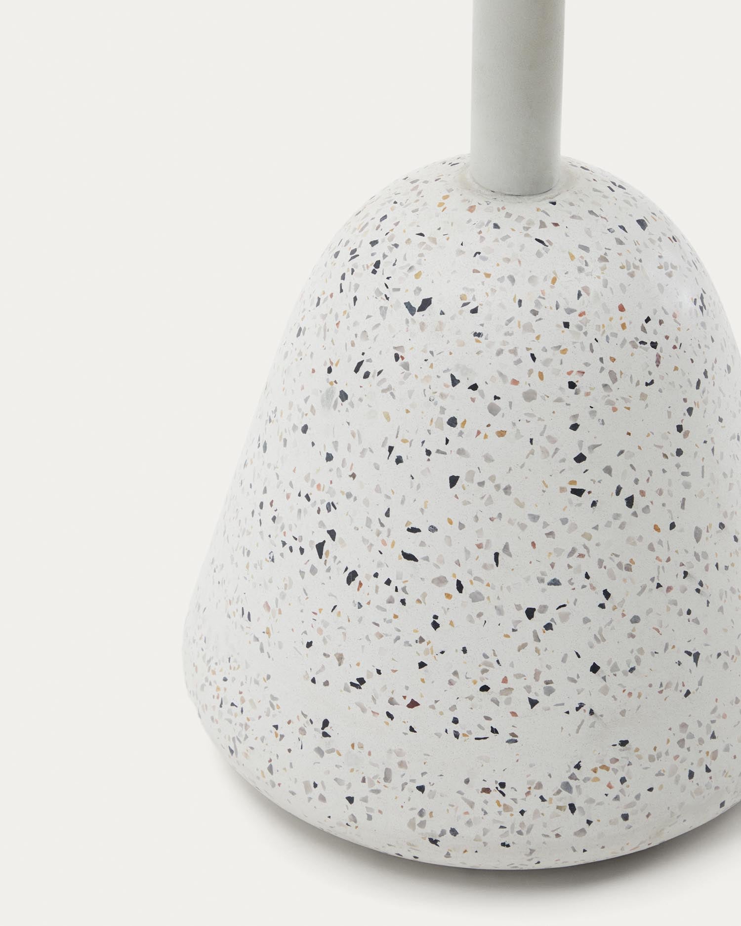 Moderner Couchtisch mit robuster Terrazzo-Platte und natürlichem Akazienholzgestell, 32 cm hoch, Ø55 cm, perfekt für drinnen und draußen.