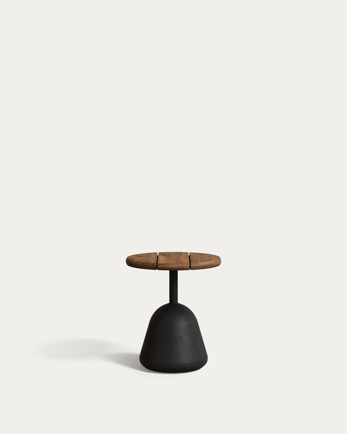 Saura Couchtisch mit Akazienplatte in Walnuss-Finish und schwarzem Zementfuss Ø43x48cm in Schwarz, Dunkelbraun präsentiert im Onlineshop von KAQTU Design AG. Gartentisch ist von Kave Home