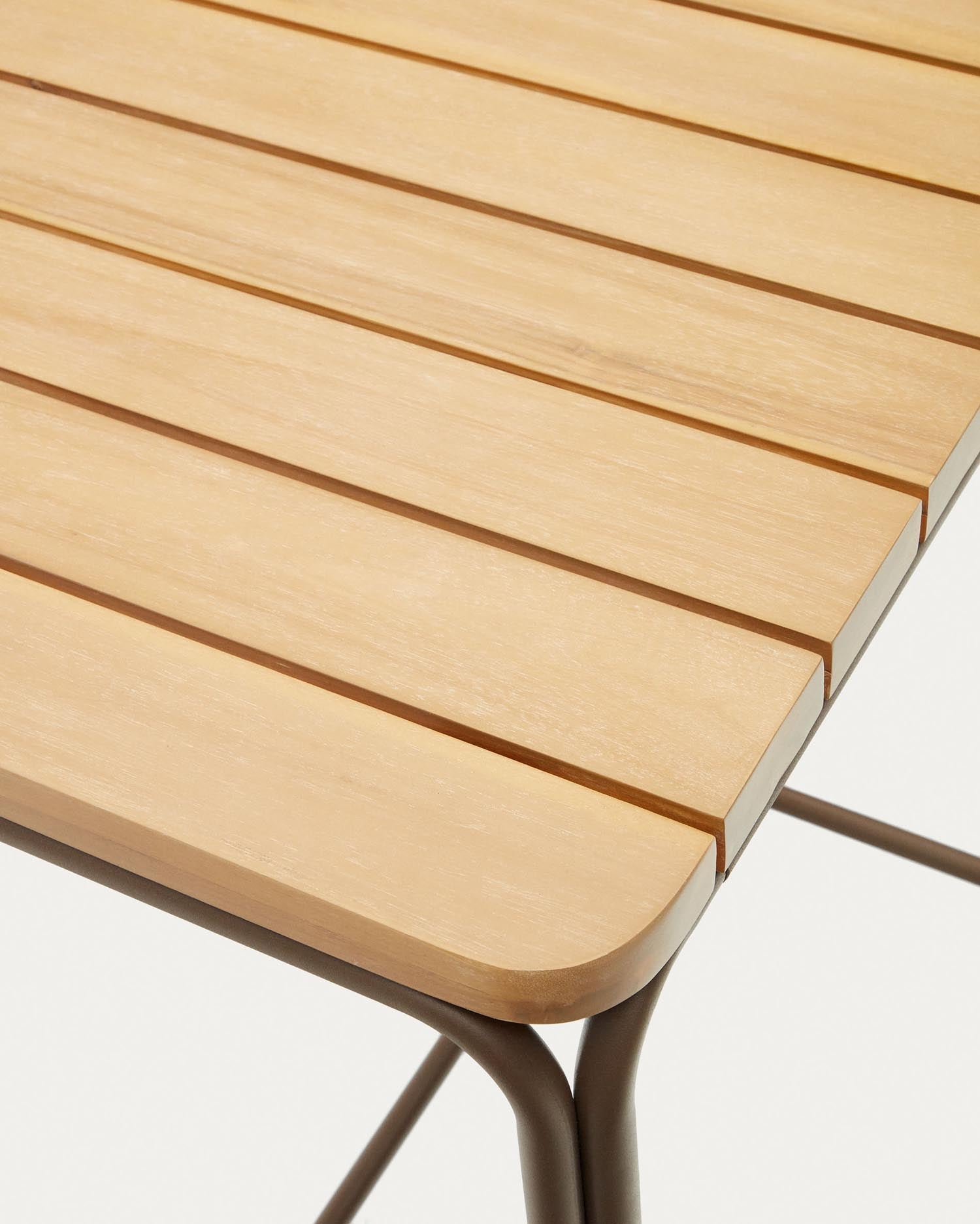 Eleganter Hochtisch aus massivem Akazienholz und Stahl, ideal für stilvolle Outdoor-Bereiche. Wetterfest und nachhaltig, FSC-zertifiziert.