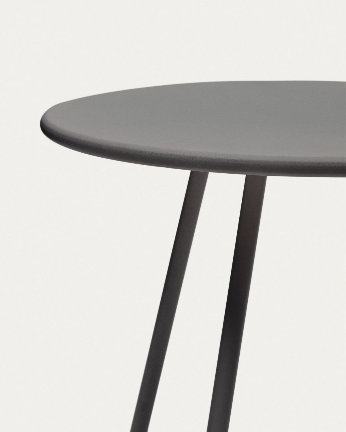 Montjoi runder Gartentisch aus Stahl mit grauem Finish Ø 70 cm in Grau präsentiert im Onlineshop von KAQTU Design AG. Gartentisch ist von Kave Home