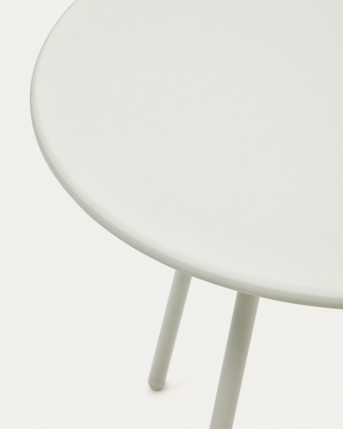 Montjoi runder Gartentisch aus Stahl mit weissem Finish Ø 70 cm in Weiss präsentiert im Onlineshop von KAQTU Design AG. Gartentisch ist von Kave Home