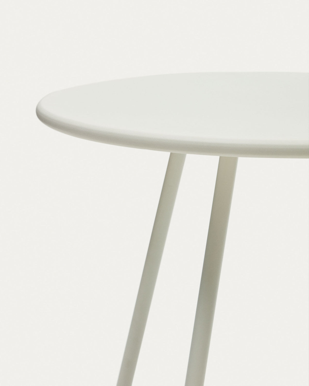 Montjoi runder Gartentisch aus Stahl mit weissem Finish Ø 70 cm in Weiss präsentiert im Onlineshop von KAQTU Design AG. Gartentisch ist von Kave Home