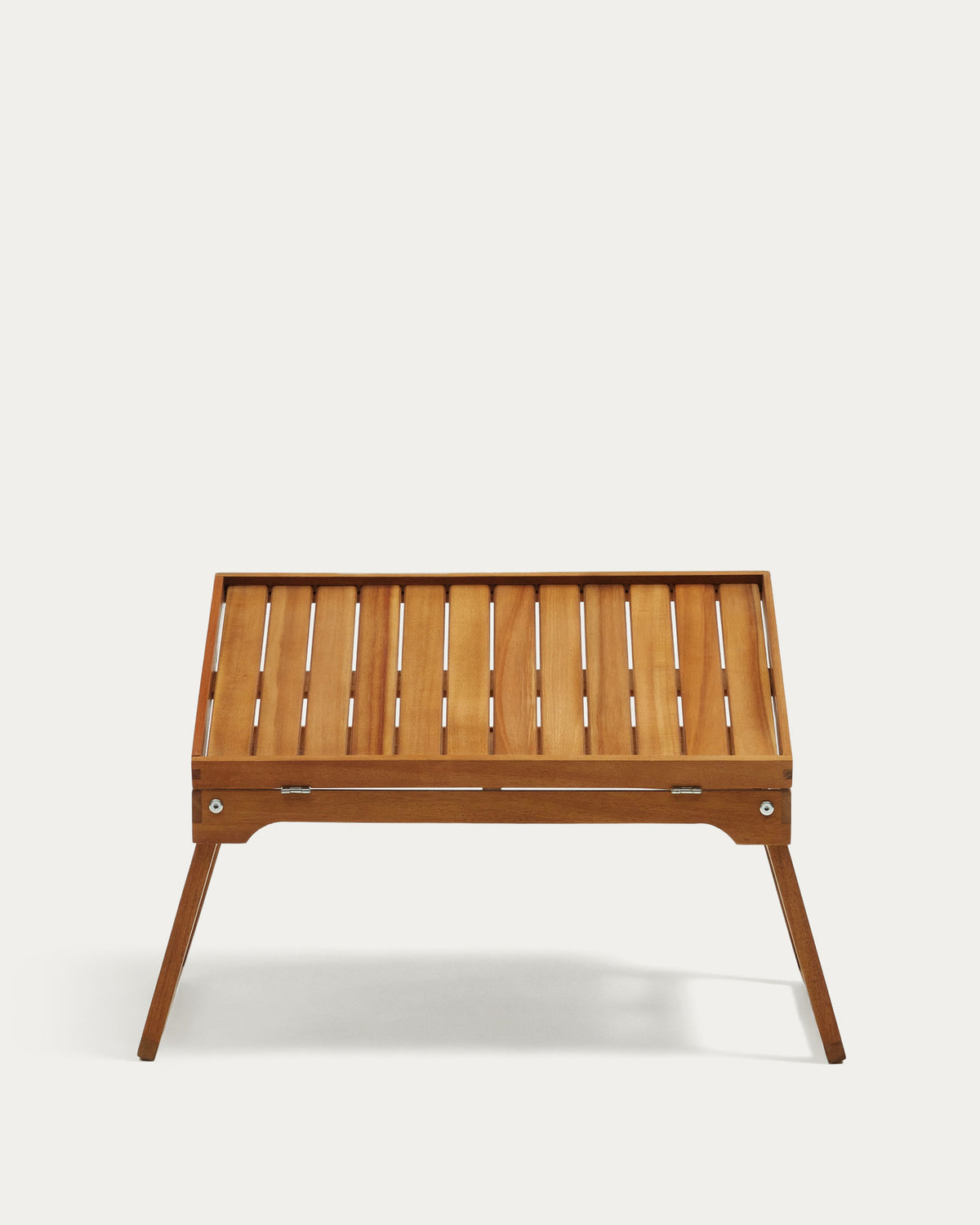 Mani klappbares Tablett aus massivem Akazienholz FSC 100% in Natur präsentiert im Onlineshop von KAQTU Design AG. Outdoor-Regal ist von Kave Home