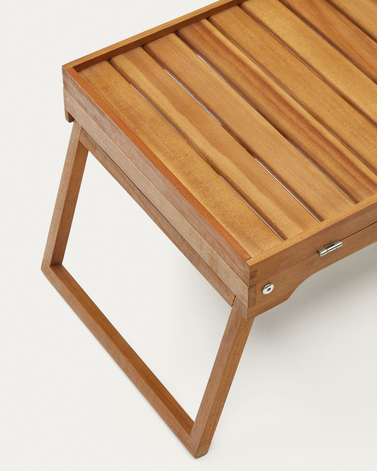 Mani klappbares Tablett aus massivem Akazienholz FSC 100% in Natur präsentiert im Onlineshop von KAQTU Design AG. Outdoor-Regal ist von Kave Home