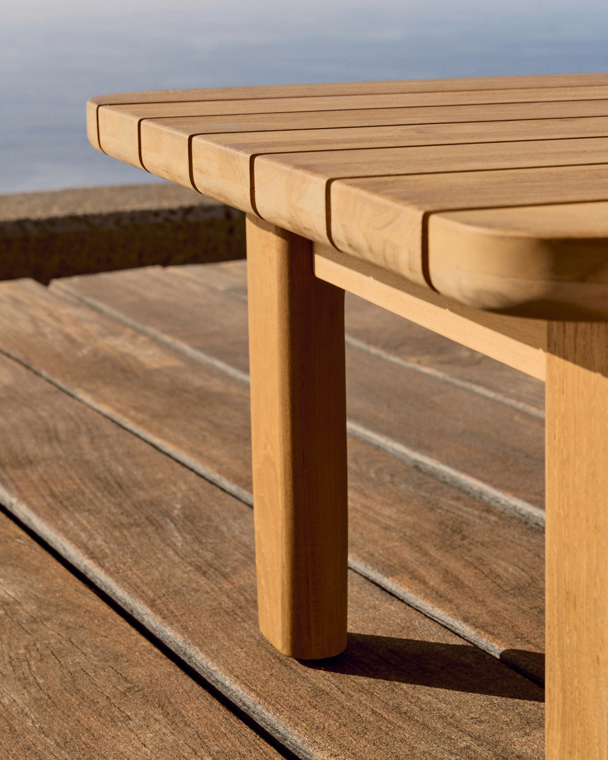 Tirant Beistelltisch aus massivem Teakholz FSC 100% 70 x 70 cm in Natur präsentiert im Onlineshop von KAQTU Design AG. Loungetisch ist von Kave Home