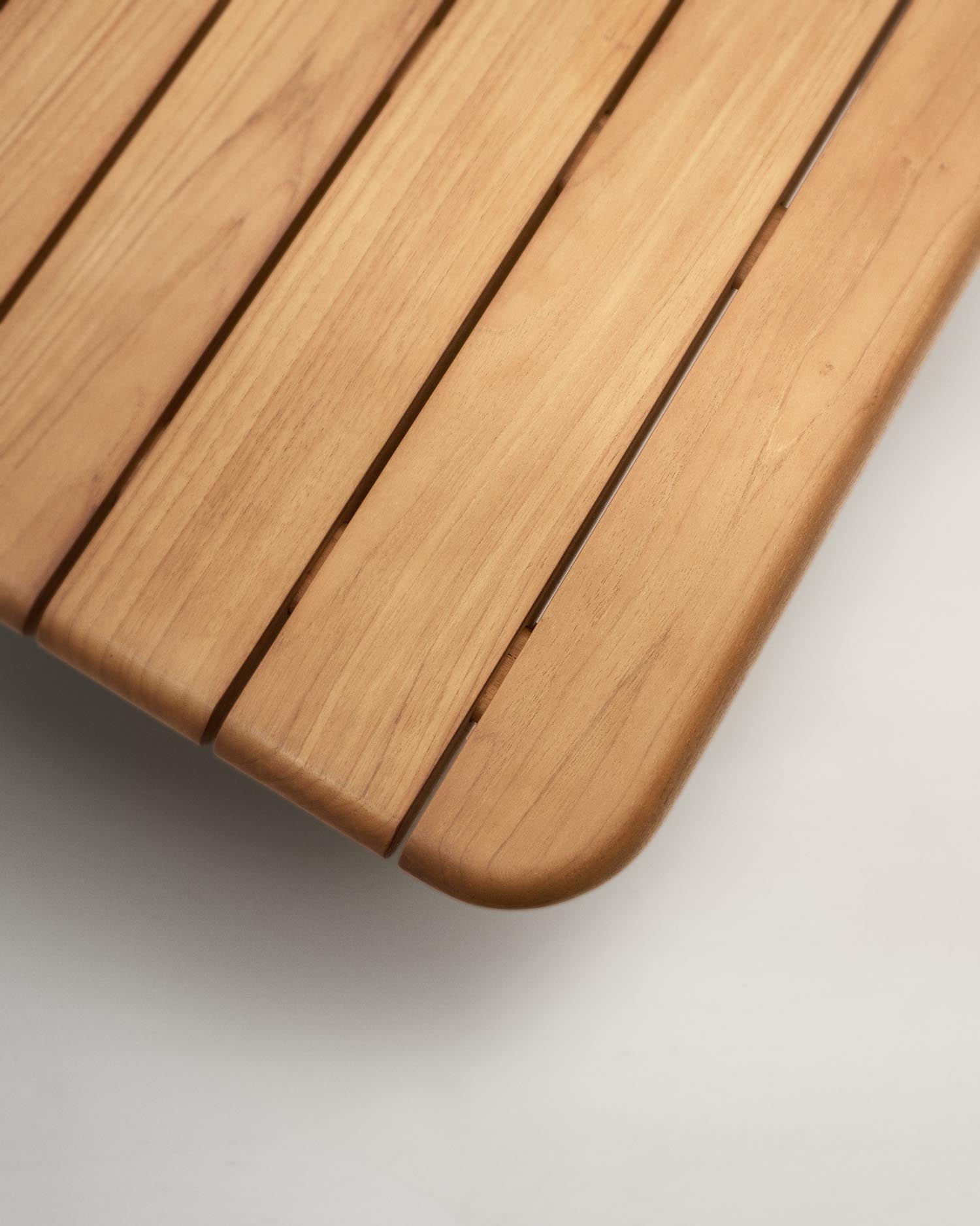 Stilvoller Couchtisch aus 100% FSC-zertifiziertem Teakholz, 70 x 70 cm. Ideal für Ihren Außenbereich – robust, elegant und nachhaltig.