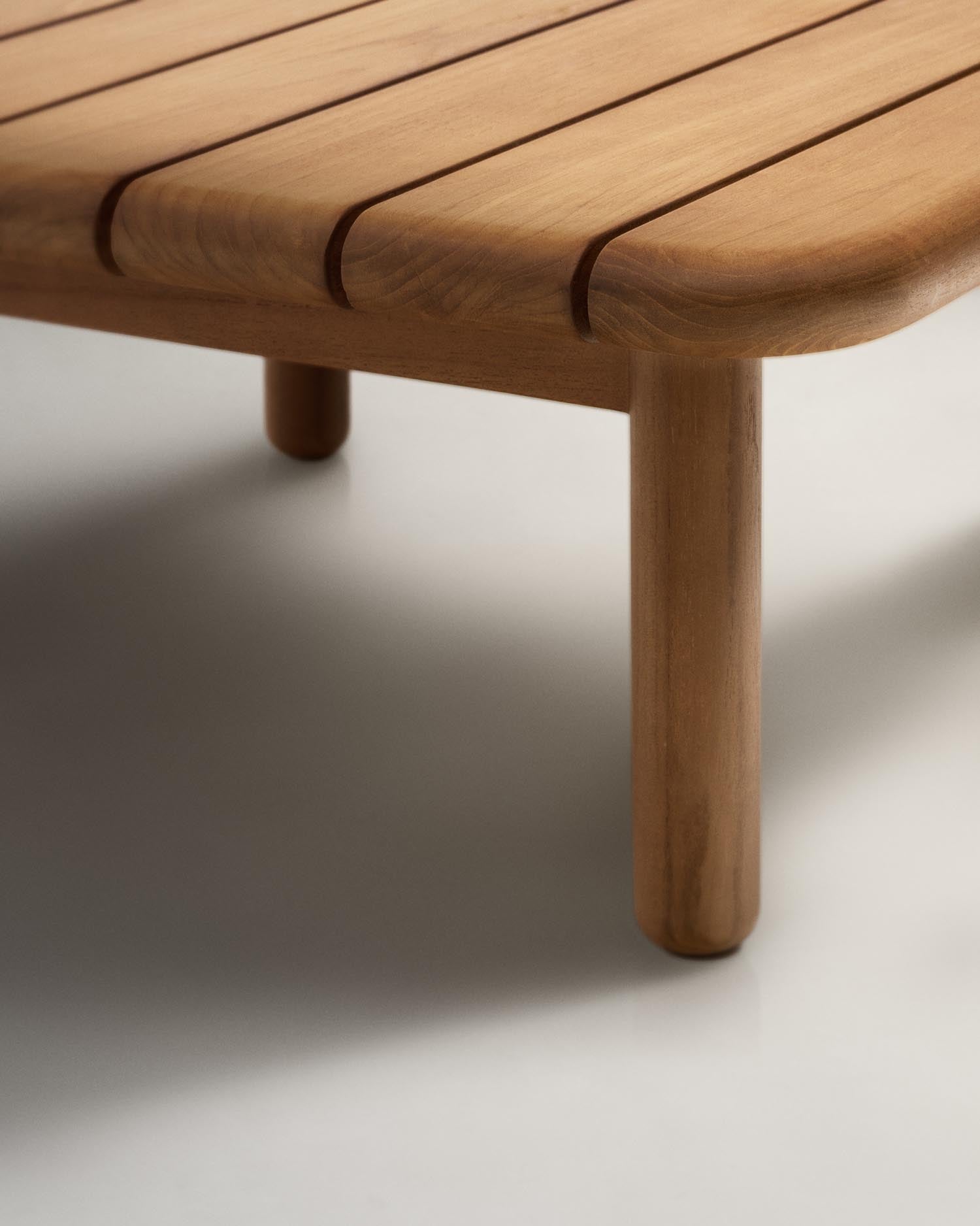 Eleganter Couchtisch aus massivem Teakholz (FSC 100%), 70 x 70 cm. Perfekt für den Außenbereich – langlebig, stilvoll und umweltfreundlich.