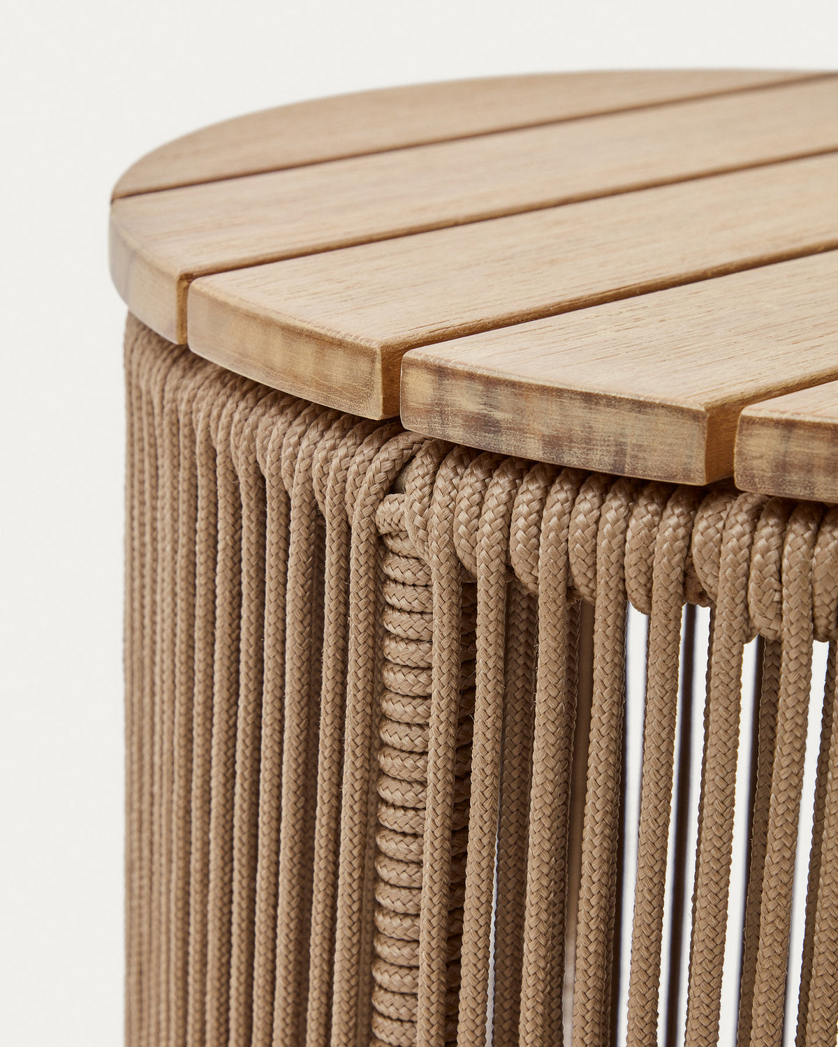 Couchtisch Dandara aus Stahl, beigem Flechtwerk und massivem Akazienholz Ø40 cm FSC 100% in Natur, Beige präsentiert im Onlineshop von KAQTU Design AG. Loungetisch ist von Kave Home