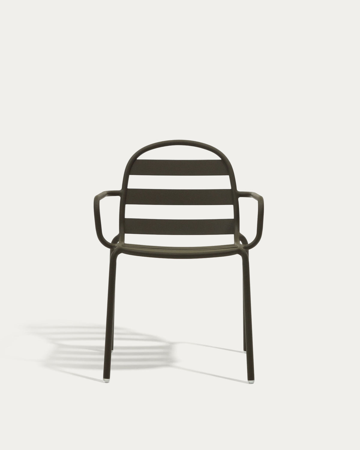 Stapelbarer Outdoor-Stuhl Joncols aus Aluminium mit lackiertem Finish in Grün in Grün präsentiert im Onlineshop von KAQTU Design AG. Gartenstuhl mit Armlehnen ist von Kave Home