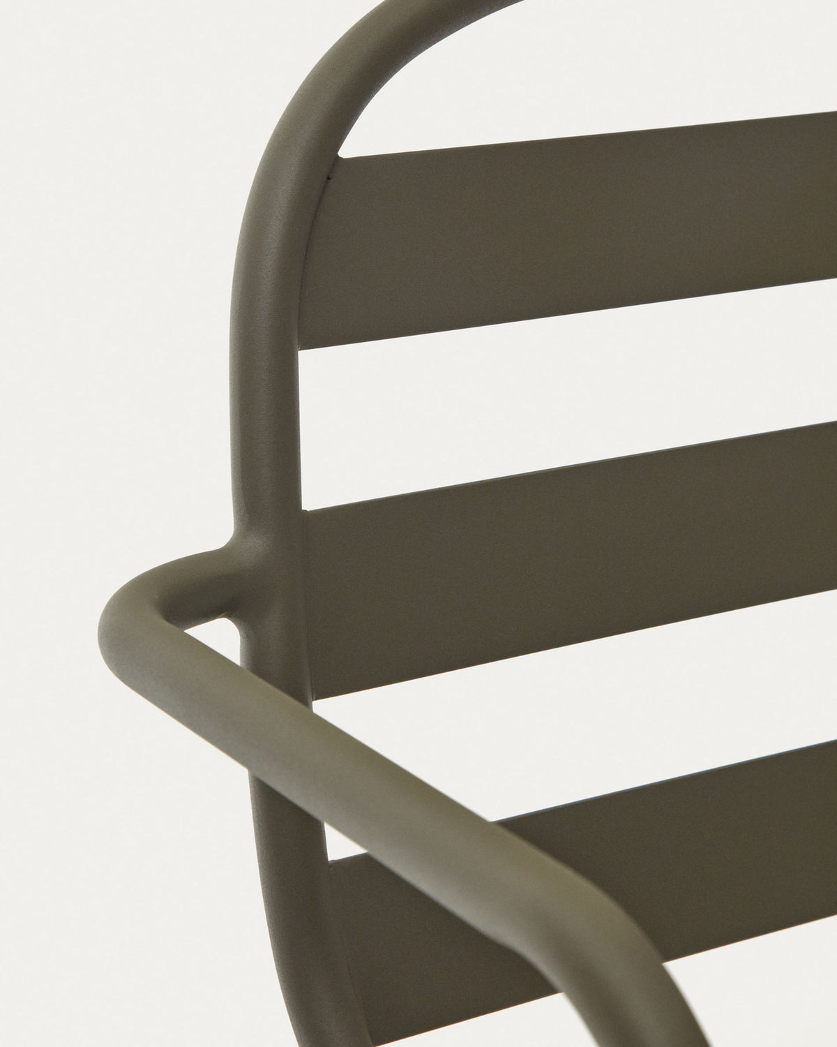 Stapelbarer Outdoor-Stuhl Joncols aus Aluminium mit lackiertem Finish in Grün in Grün präsentiert im Onlineshop von KAQTU Design AG. Gartenstuhl mit Armlehnen ist von Kave Home