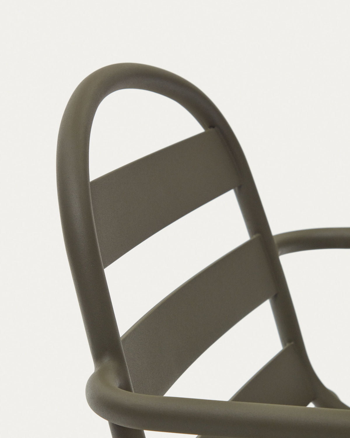 Stapelbarer Outdoor-Stuhl Joncols aus Aluminium mit lackiertem Finish in Grün in Grün präsentiert im Onlineshop von KAQTU Design AG. Gartenstuhl mit Armlehnen ist von Kave Home