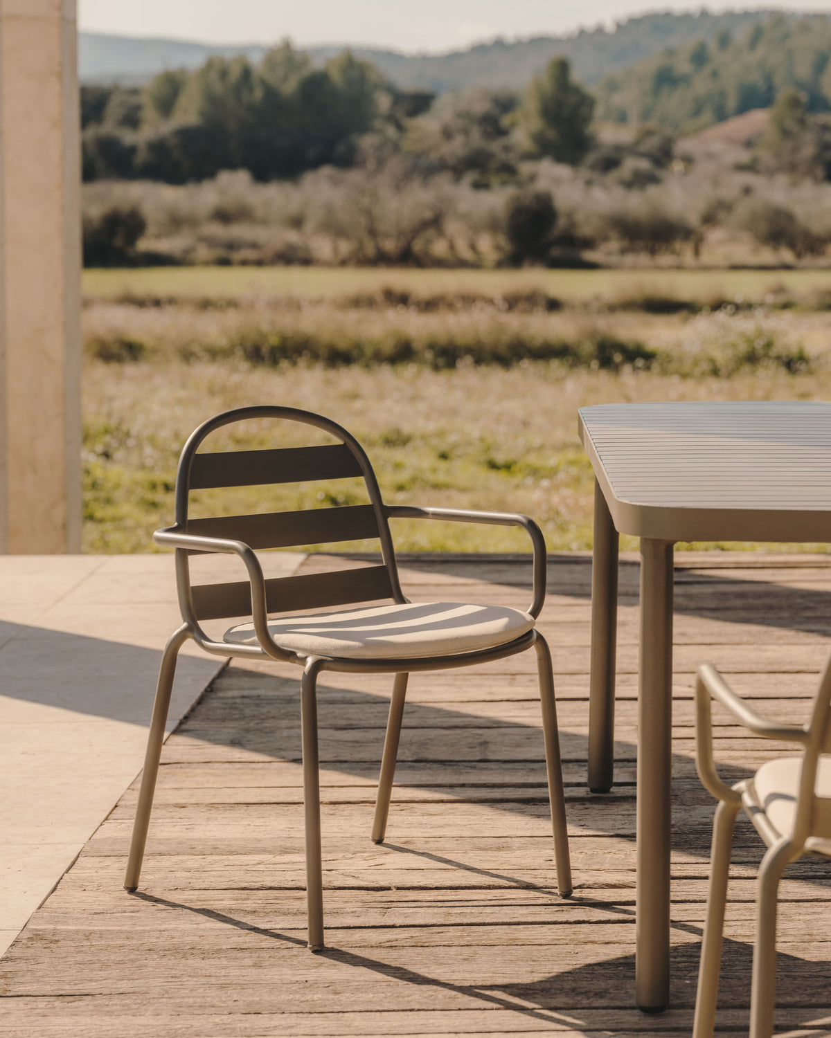 Stapelbarer Outdoor-Stuhl Joncols aus Aluminium mit lackiertem Finish in Grün in Grün präsentiert im Onlineshop von KAQTU Design AG. Gartenstuhl mit Armlehnen ist von Kave Home