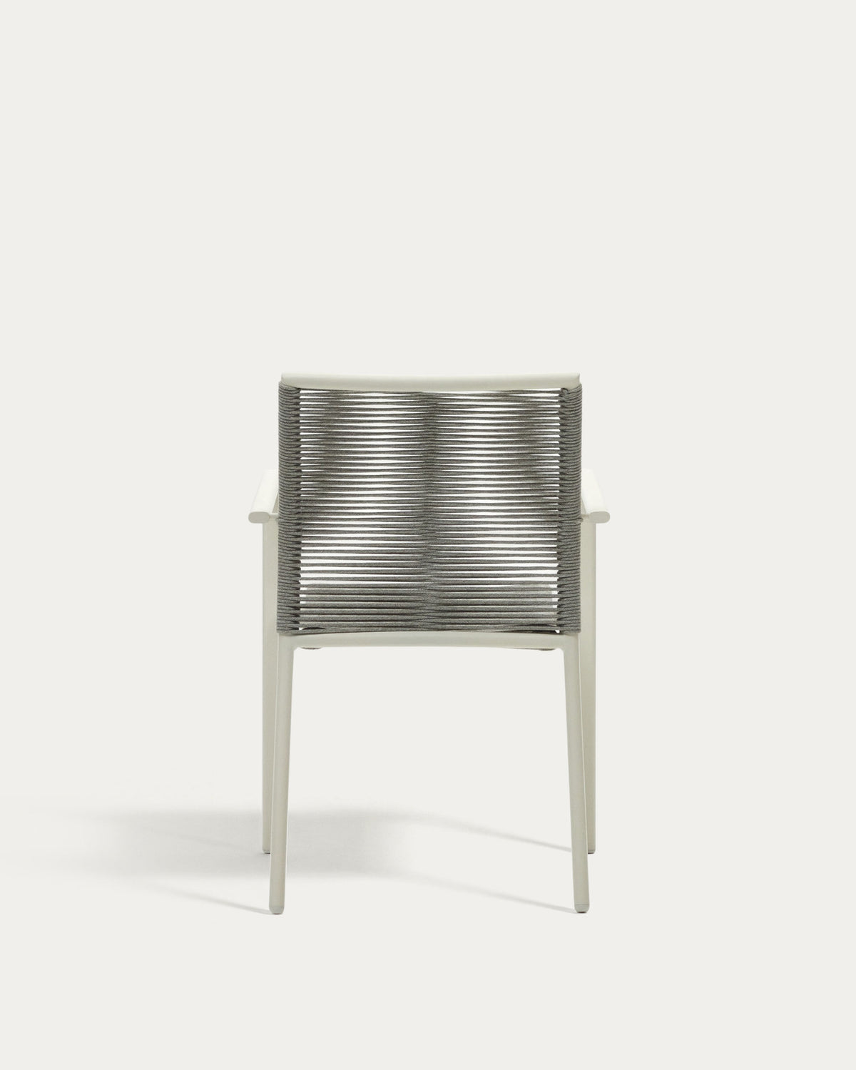 Stapelbarer Outdoor-Stuhl Culip aus Seil und Aluminium in Weiss in Weiss, Grau präsentiert im Onlineshop von KAQTU Design AG. Gartenstuhl mit Armlehnen ist von Kave Home