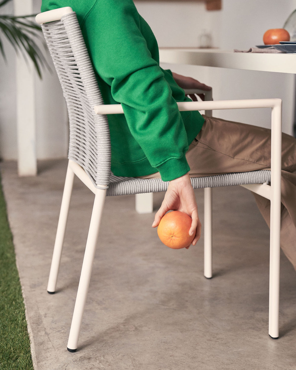 Stapelbarer Outdoor-Stuhl Culip aus Seil und Aluminium in Weiss in Weiss, Grau präsentiert im Onlineshop von KAQTU Design AG. Gartenstuhl mit Armlehnen ist von Kave Home