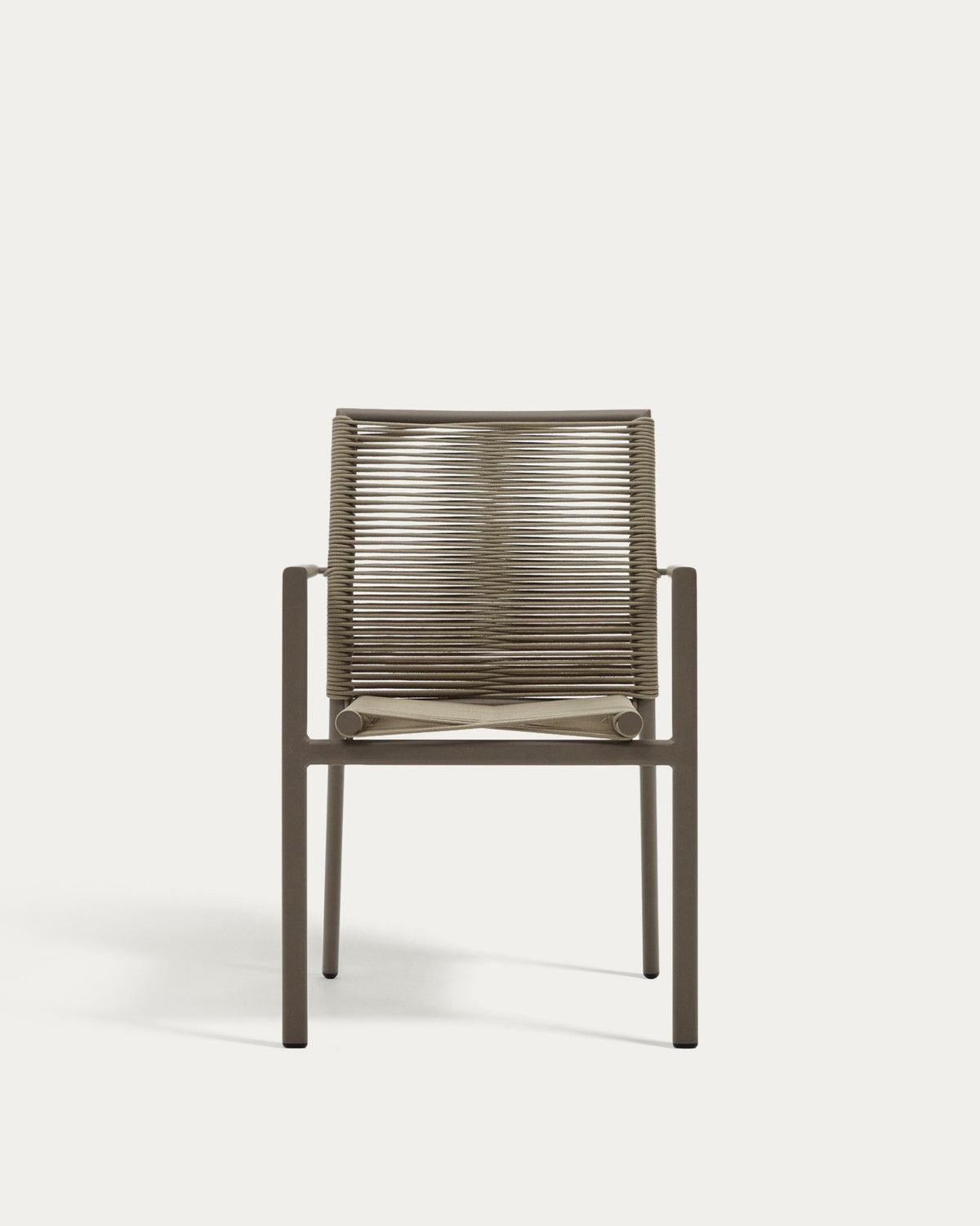 Stapelbarer Outdoor-Stuhl Culip aus Seil und Aluminium in Taupe in Braun, Beige präsentiert im Onlineshop von KAQTU Design AG. Gartenstuhl mit Armlehnen ist von Kave Home
