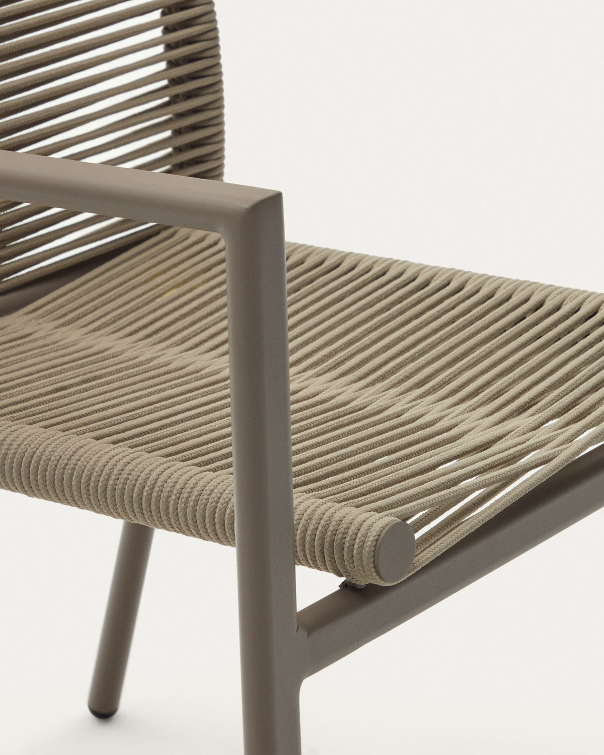 Stapelbarer Outdoor-Stuhl Culip aus Seil und Aluminium in Taupe in Braun, Beige präsentiert im Onlineshop von KAQTU Design AG. Gartenstuhl mit Armlehnen ist von Kave Home