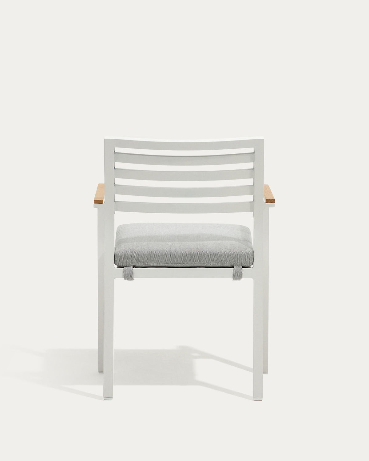 Stapelbarer Outdoor-Stuhl Bona aus Aluminium mit weissem Finish und Armlehnen aus massivem Teakholz in Weiss, Natur präsentiert im Onlineshop von KAQTU Design AG. Gartenstuhl mit Armlehnen ist von Kave Home