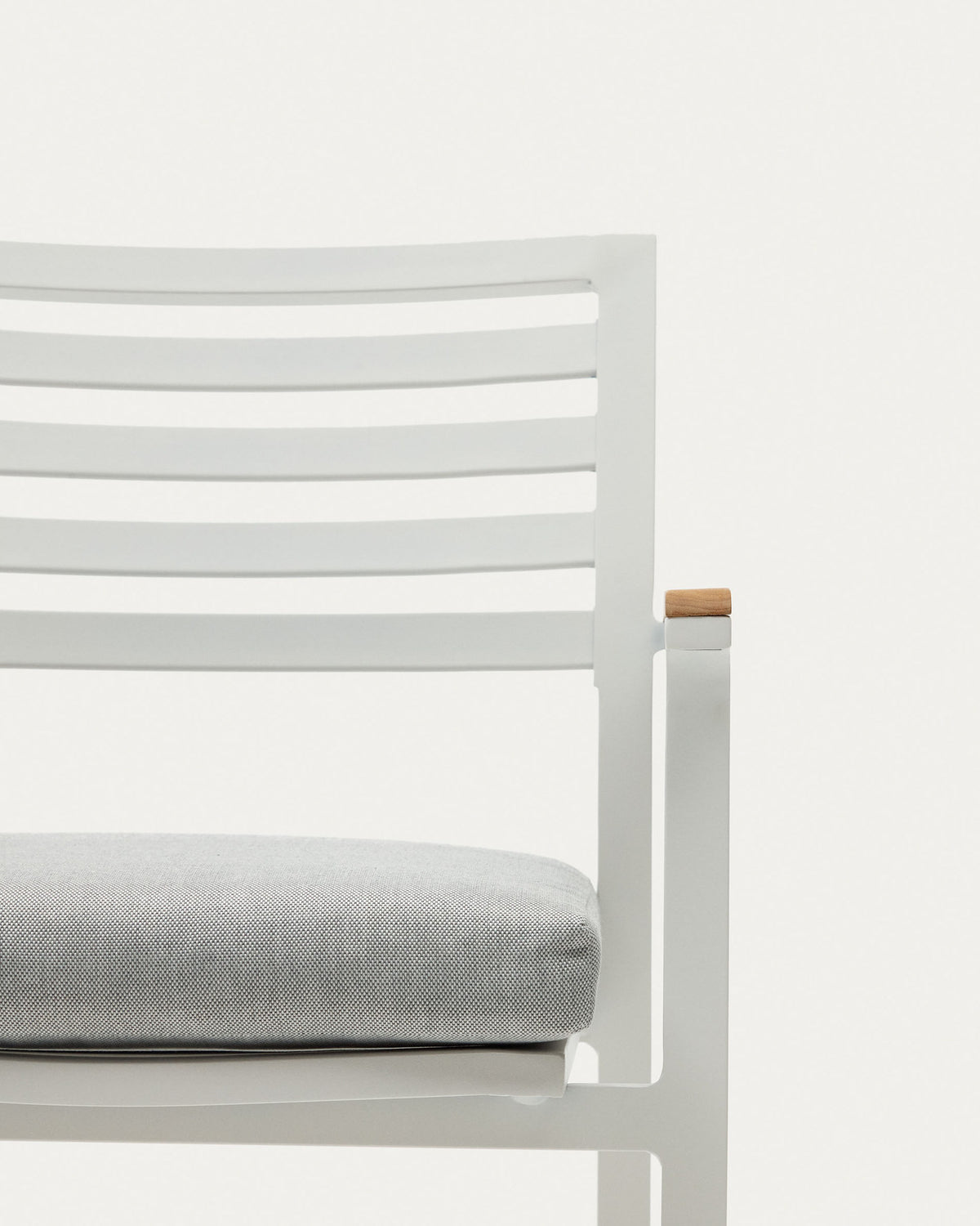 Stapelbarer Outdoor-Stuhl Bona aus Aluminium mit weissem Finish und Armlehnen aus massivem Teakholz in Weiss, Natur präsentiert im Onlineshop von KAQTU Design AG. Gartenstuhl mit Armlehnen ist von Kave Home
