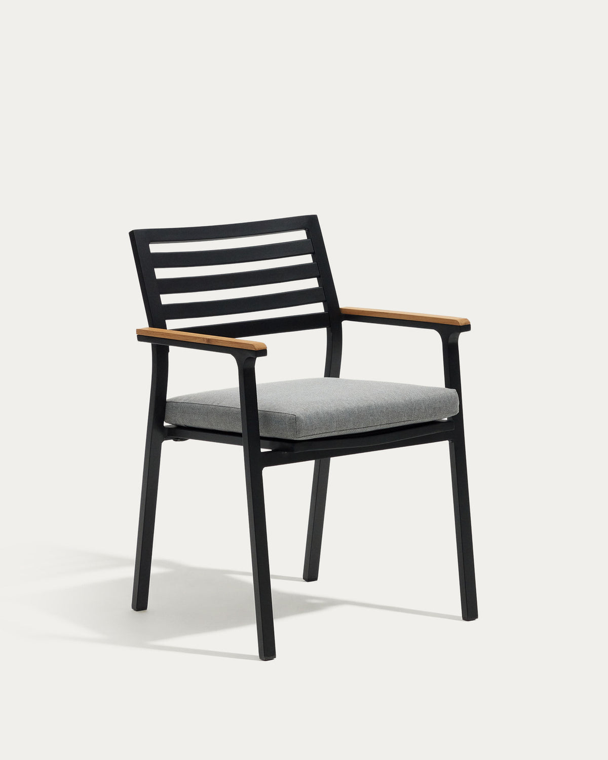 Bona stapelbarer Gartenstuhl aus Aluminium mit schwarzem Finish und Armlehnen aus massivem in Schwarz, Natur präsentiert im Onlineshop von KAQTU Design AG. Gartenstuhl mit Armlehnen ist von Kave Home
