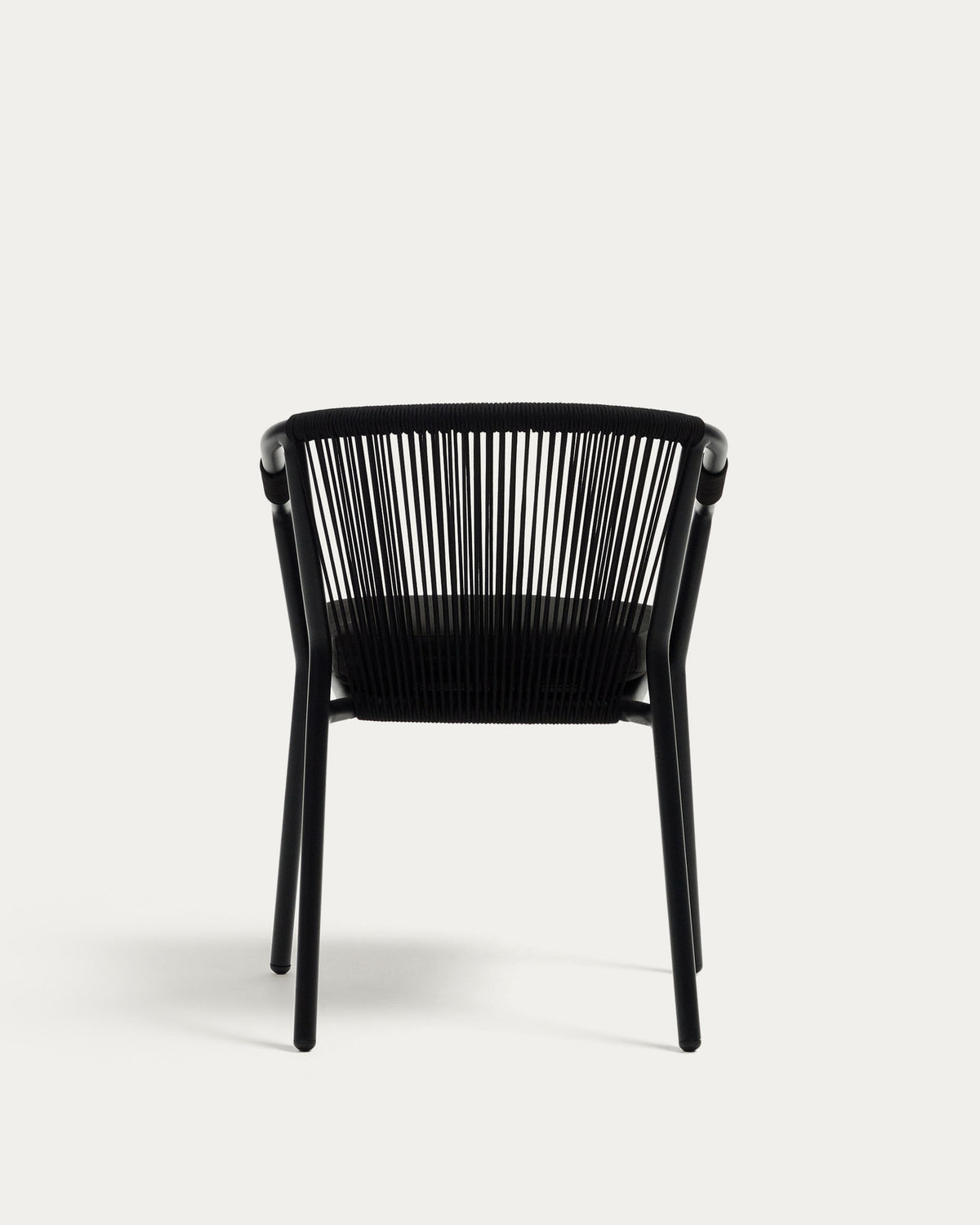 Stapelbarer Outdoor-Stuhl Xelida aus Aluminium und schwarzem Seil in Schwarz präsentiert im Onlineshop von KAQTU Design AG. Gartenstuhl mit Armlehnen ist von Kave Home