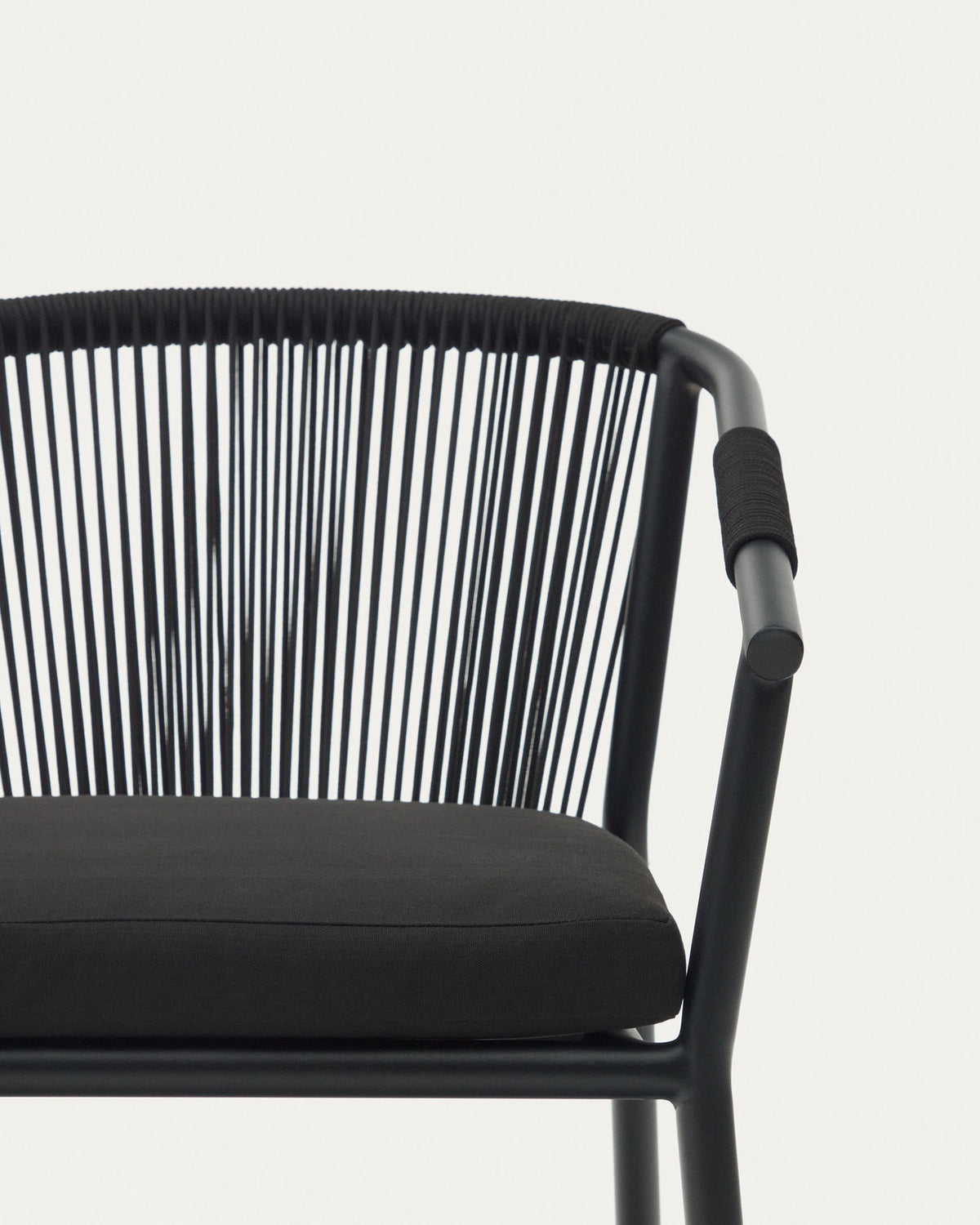 Stapelbarer Outdoor-Stuhl Xelida aus Aluminium und schwarzem Seil in Schwarz präsentiert im Onlineshop von KAQTU Design AG. Gartenstuhl mit Armlehnen ist von Kave Home