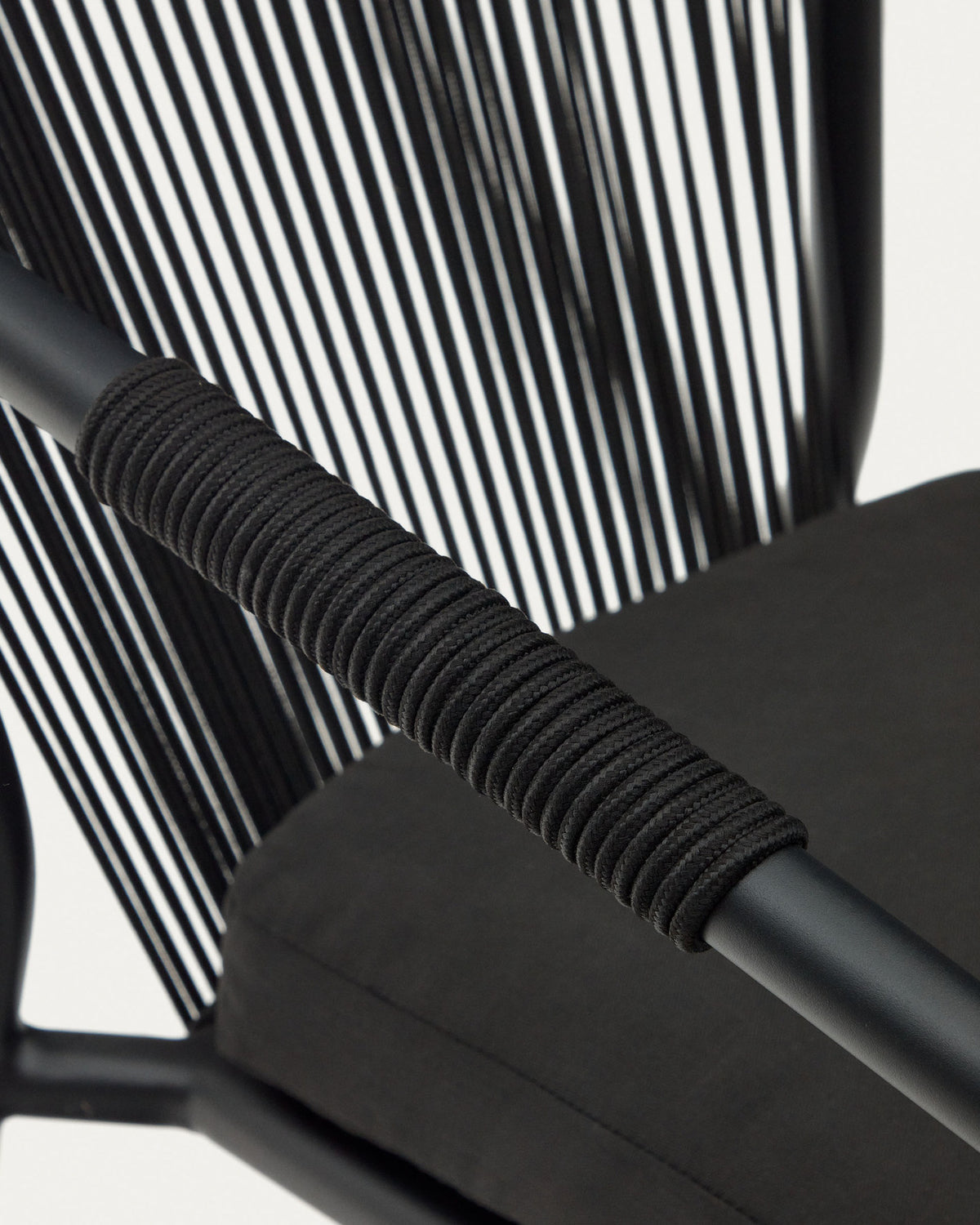 Stapelbarer Outdoor-Stuhl Xelida aus Aluminium und schwarzem Seil in Schwarz präsentiert im Onlineshop von KAQTU Design AG. Gartenstuhl mit Armlehnen ist von Kave Home