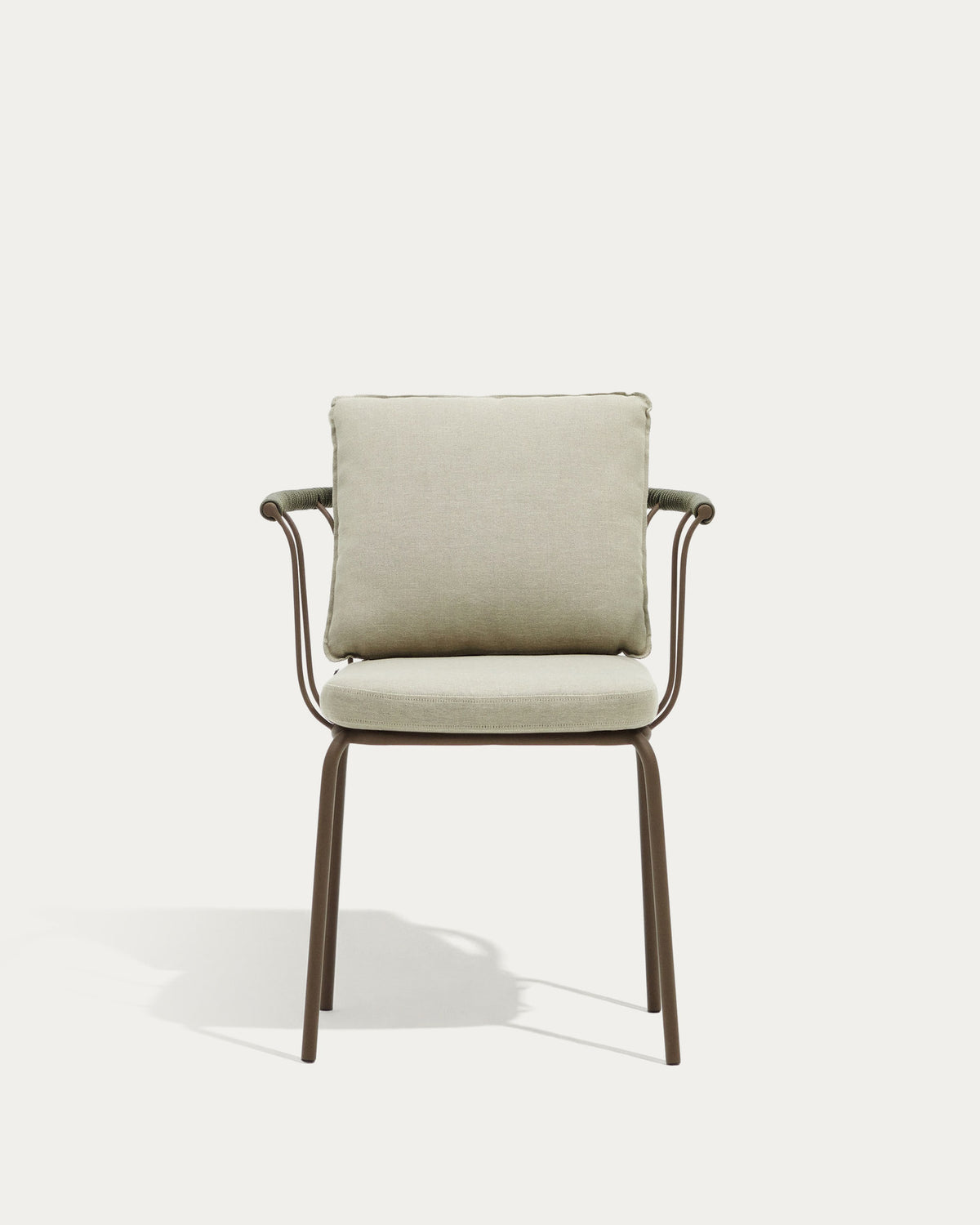 Stapelbarer Stuhl Salguer aus Seil und Stahl mit lackiertem Finish in Braun in Braun, Beige, Grün präsentiert im Onlineshop von KAQTU Design AG. Gartenstuhl mit Armlehnen ist von Kave Home