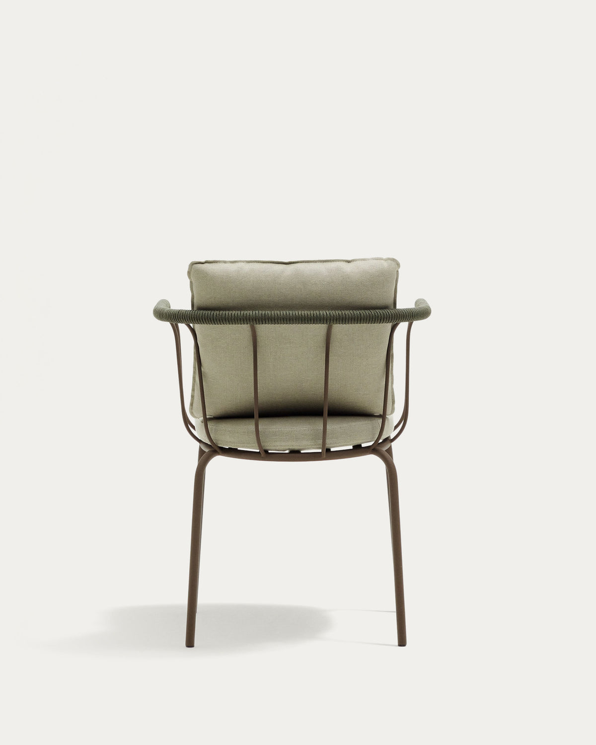 Stapelbarer Stuhl Salguer aus Seil und Stahl mit lackiertem Finish in Braun in Braun, Beige, Grün präsentiert im Onlineshop von KAQTU Design AG. Gartenstuhl mit Armlehnen ist von Kave Home
