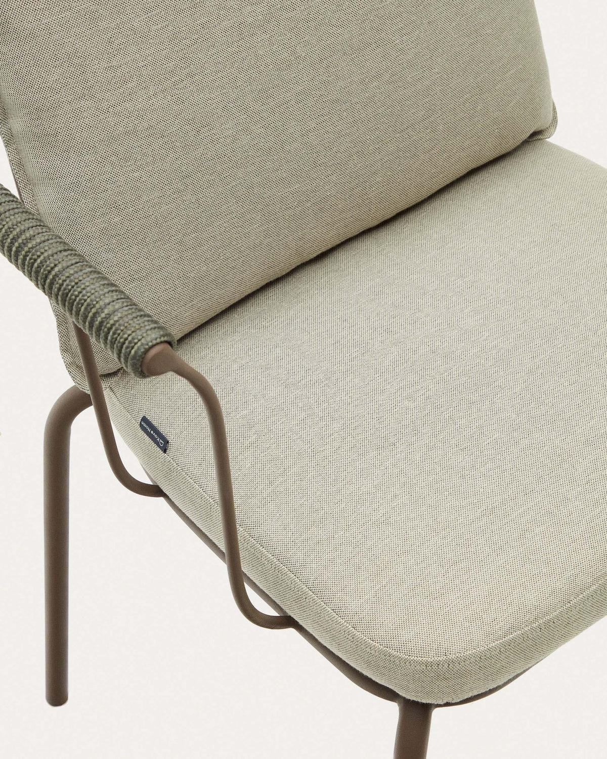 Stapelbarer Stuhl Salguer aus Seil und Stahl mit lackiertem Finish in Braun in Braun, Beige, Grün präsentiert im Onlineshop von KAQTU Design AG. Gartenstuhl mit Armlehnen ist von Kave Home