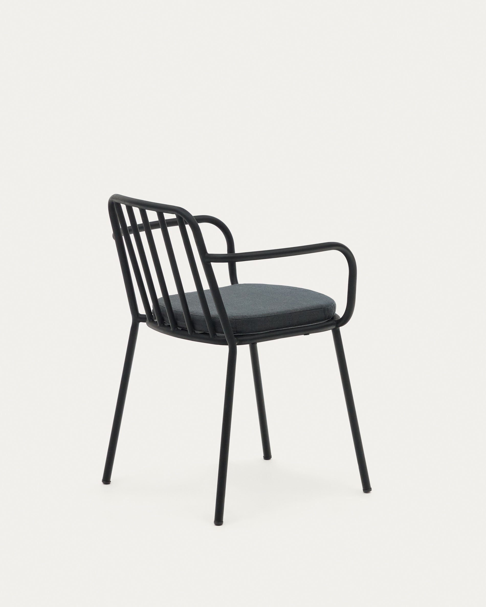 Stapelbarer Bramant Stuhl aus robustem Stahl mit schwarzem Finish, perfekt für moderne Innen- und Aussenbereiche.