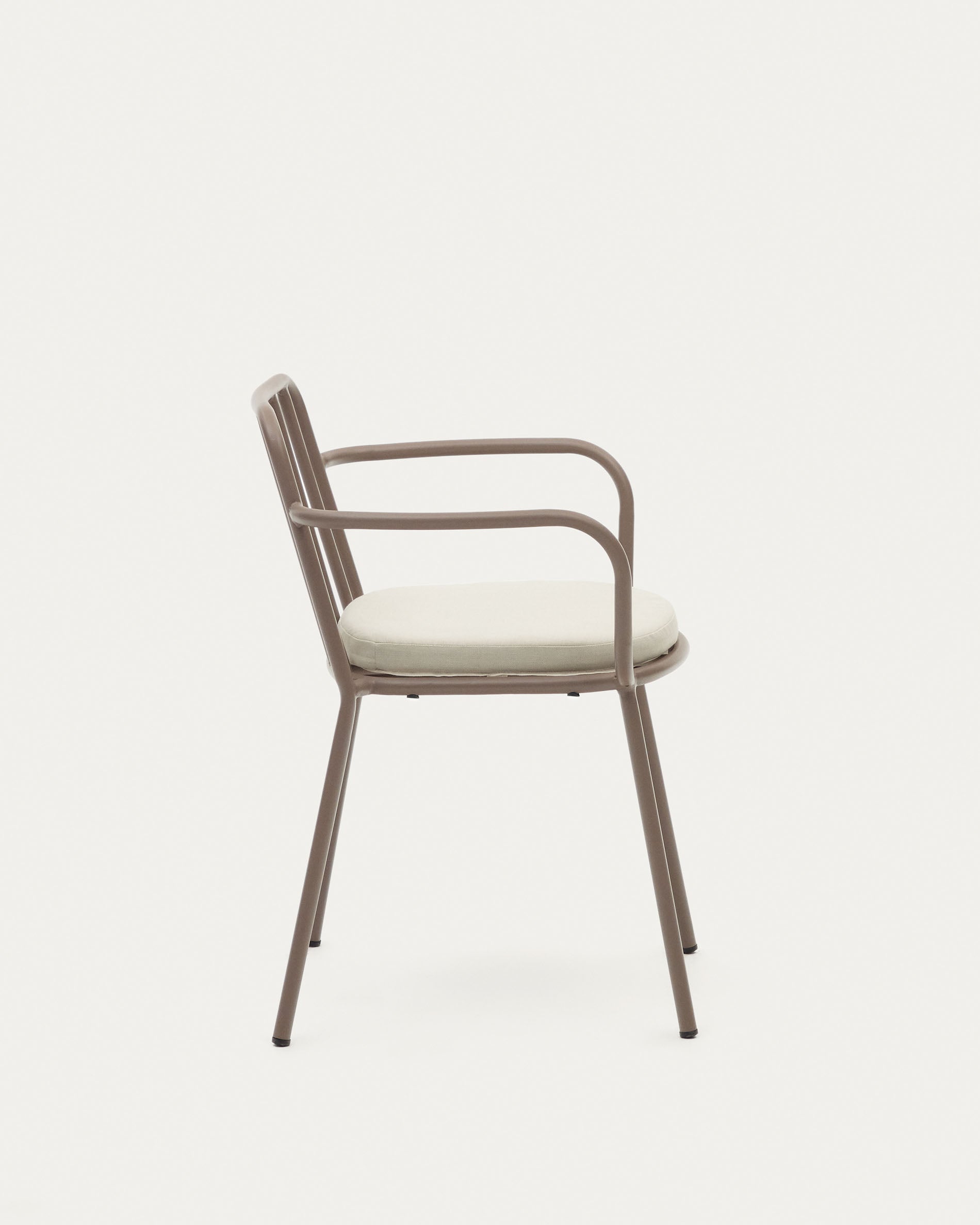 Moderner stapelbarer Stuhl aus Stahl in Helllila von Kave Home, ideal für stilvolle und praktische Einrichtung.