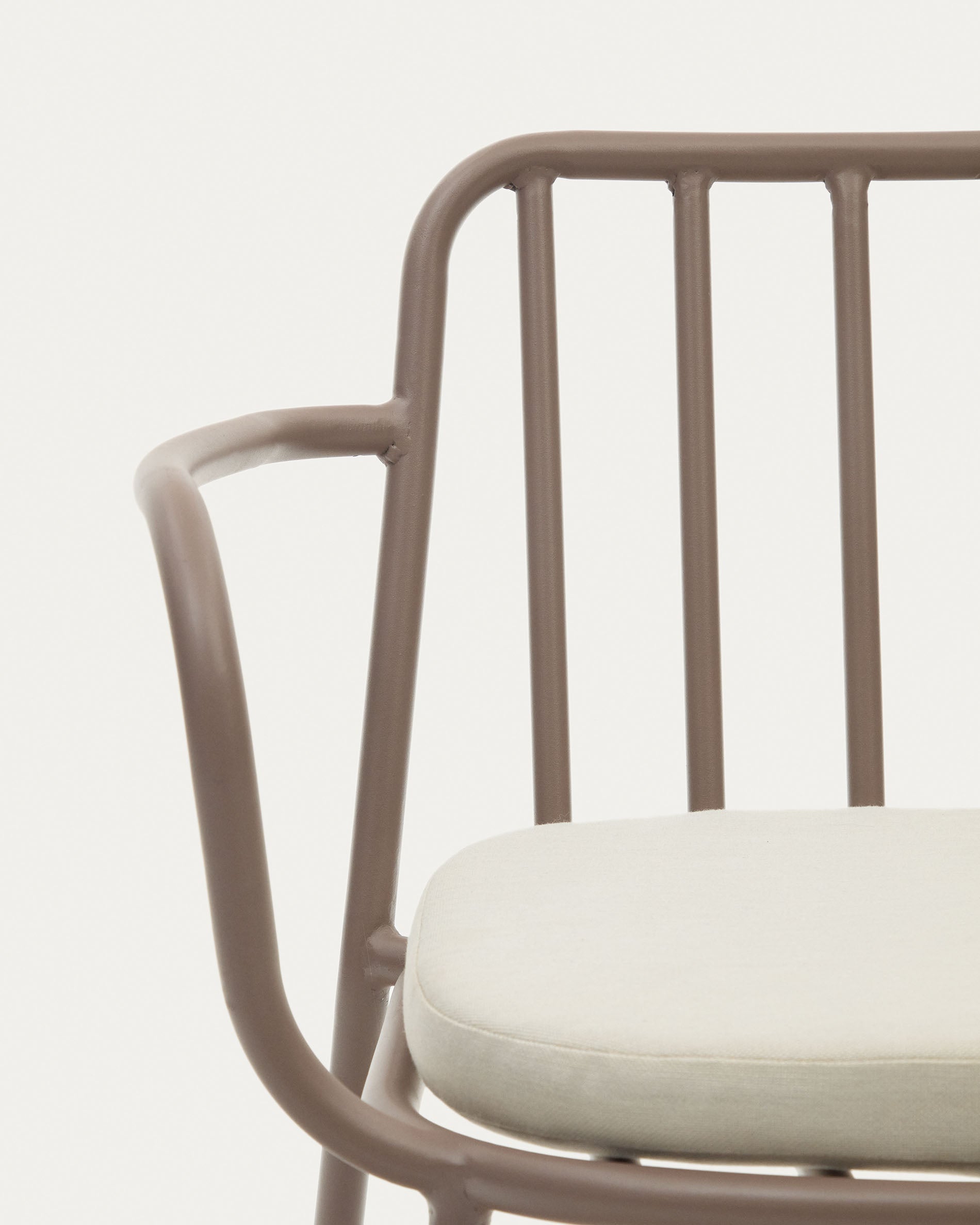 Der Bramant Stuhl von Kave Home vereint stilvolles Design und Funktionalität: stapelbar, wetterfest und perfekt für jeden Außenbereich.