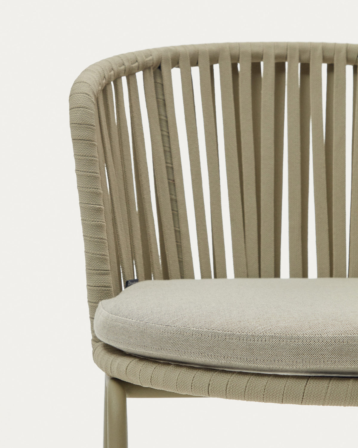 Saconca Outdoor Stuhl aus Seil und verzinktem Stahl in Grün in Grün präsentiert im Onlineshop von KAQTU Design AG. Gartenstuhl mit Armlehnen ist von Kave Home
