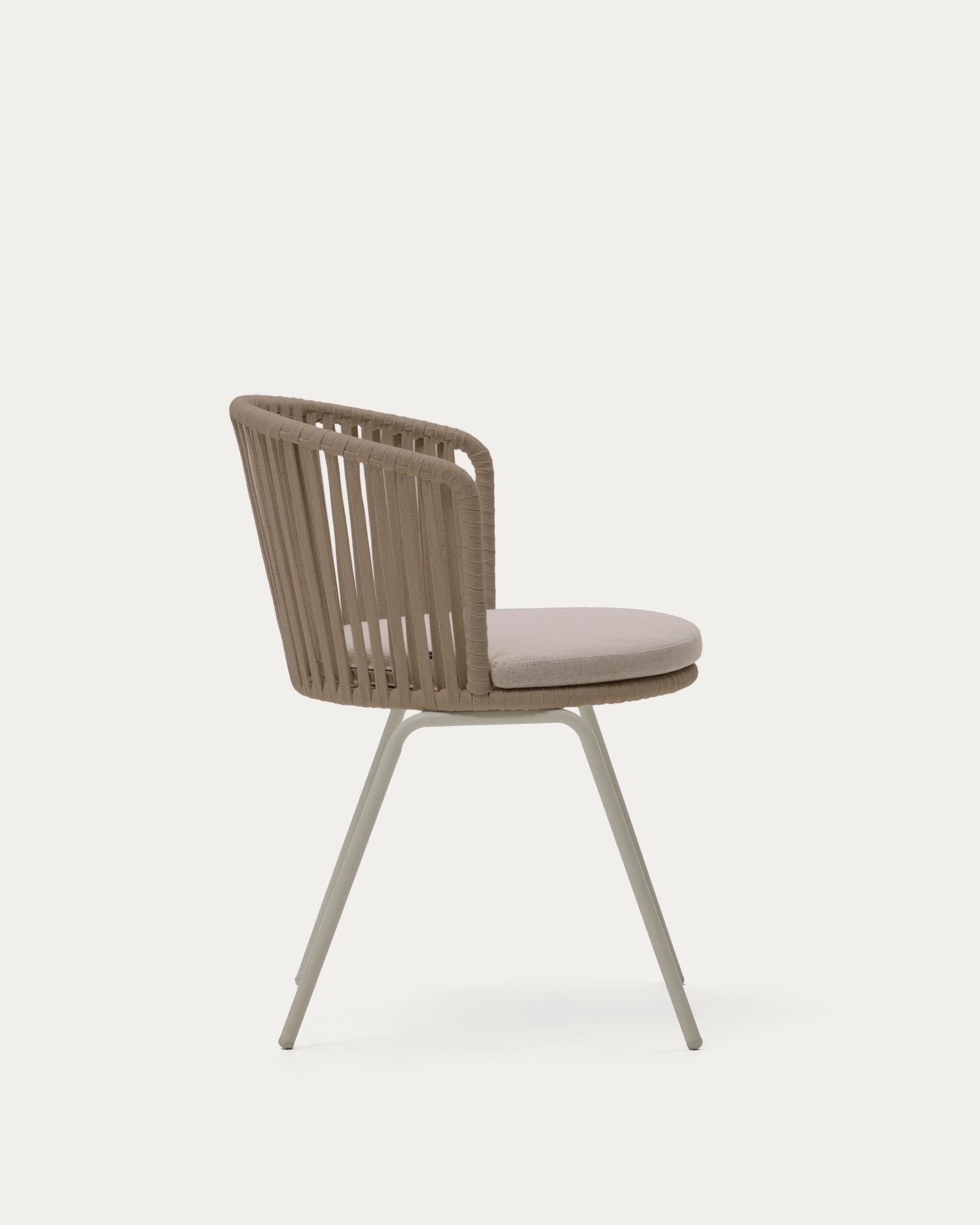 Beige Saconca Gartenstuhl aus robustem Seil und verzinktem Stahl, ideal für stilvolle Outdoor-Bereiche und entspannte Stunden im Freien.