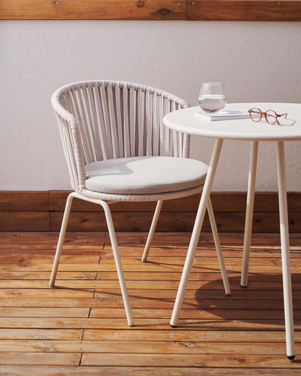 Eleganter Saconca Stuhl: Seil & Stahl, ideal für den Außenbereich.