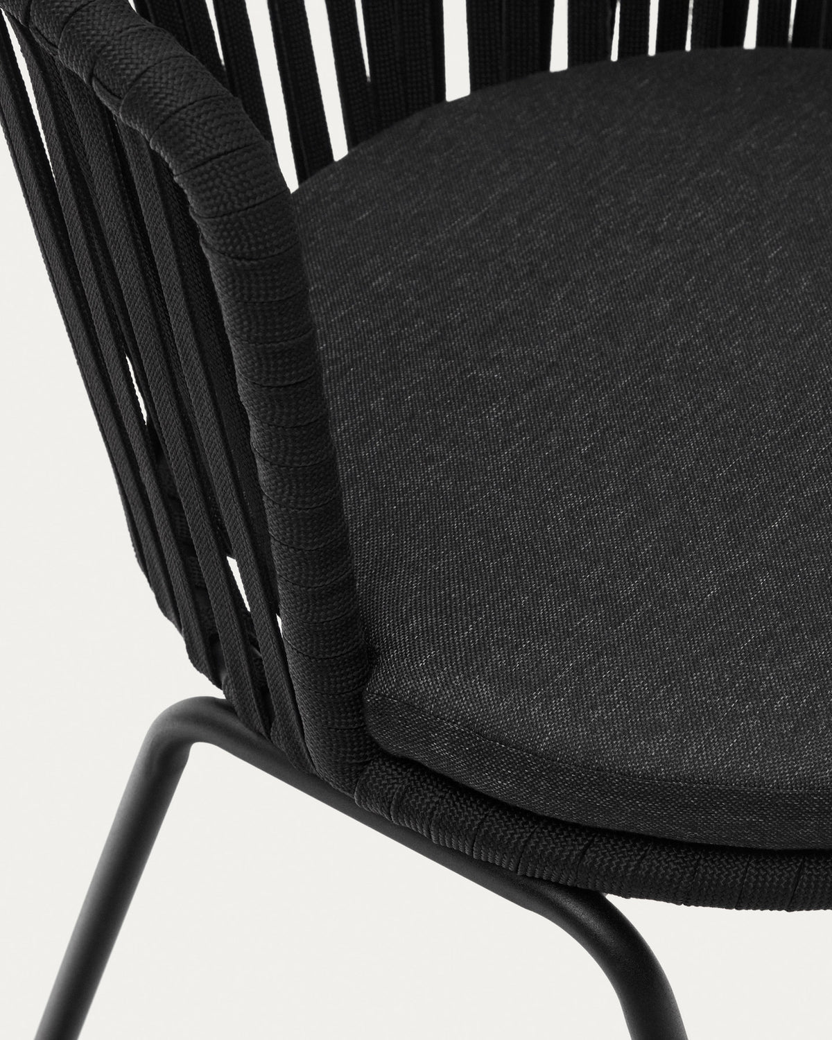 Saconca Outdoor Stuhl aus Seil und verzinktem Stahl in Schwarz in Schwarz präsentiert im Onlineshop von KAQTU Design AG. Gartenstuhl mit Armlehnen ist von Kave Home