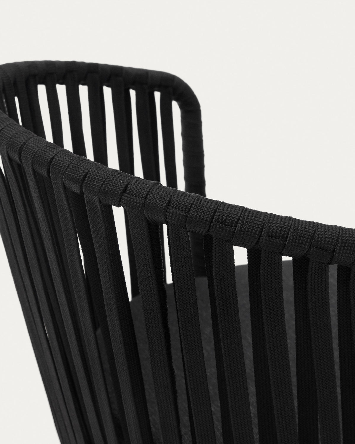 Saconca Outdoor Stuhl aus Seil und verzinktem Stahl in Schwarz in Schwarz präsentiert im Onlineshop von KAQTU Design AG. Gartenstuhl mit Armlehnen ist von Kave Home