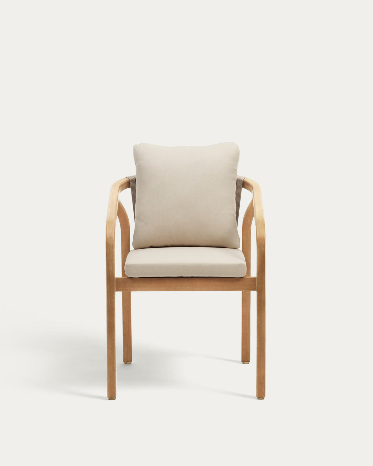 Stapelbarer Stuhl Malaret aus massivem Eukalyptusholz und beigem Seil FSC 100% in Beige, Natur präsentiert im Onlineshop von KAQTU Design AG. Gartenstuhl mit Armlehnen ist von Kave Home