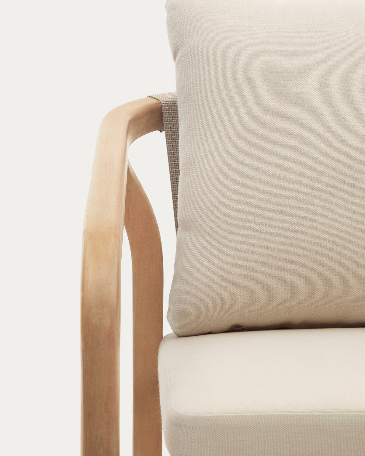 Stapelbarer Stuhl Malaret aus massivem Eukalyptusholz und beigem Seil FSC 100% in Beige, Natur präsentiert im Onlineshop von KAQTU Design AG. Gartenstuhl mit Armlehnen ist von Kave Home
