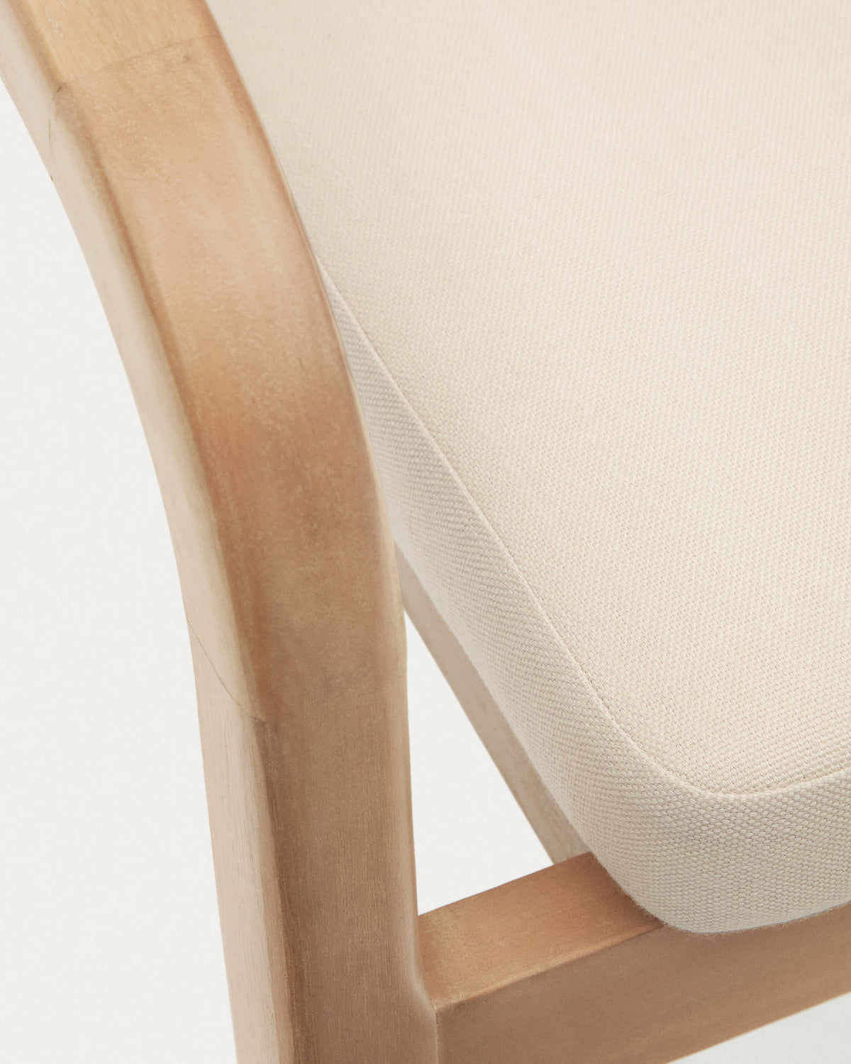 Stapelbarer Stuhl Malaret aus massivem Eukalyptusholz und beigem Seil FSC 100% in Beige, Natur präsentiert im Onlineshop von KAQTU Design AG. Gartenstuhl mit Armlehnen ist von Kave Home