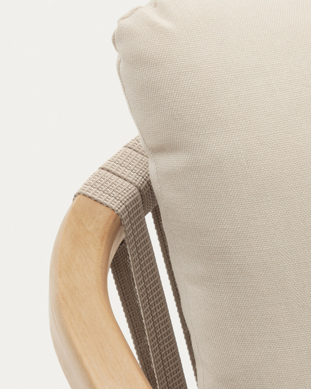 Stapelbarer Stuhl Malaret aus massivem Eukalyptusholz und beigem Seil FSC 100% in Beige, Natur präsentiert im Onlineshop von KAQTU Design AG. Gartenstuhl mit Armlehnen ist von Kave Home